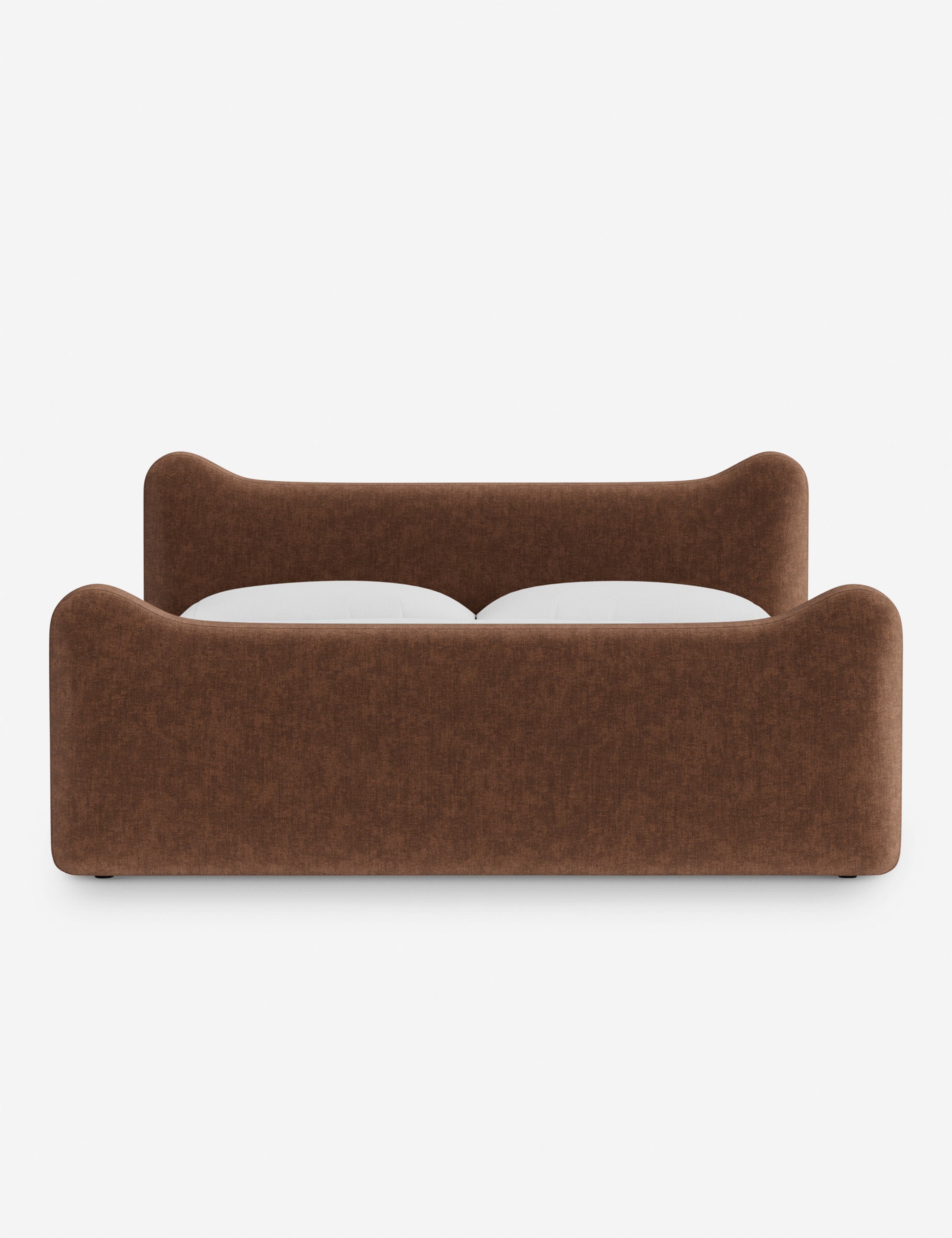 Lit plateforme - Dans le lit Briar, des lignes douces forment une silhouette raffinée à double couronne pour créer une profondeur sculpturale avec une touche de fantaisie