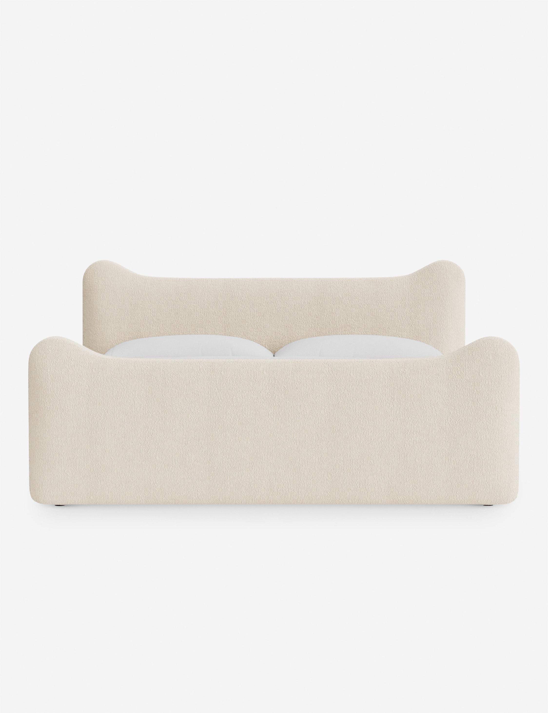 Lit plateforme - Dans le lit Briar, des lignes douces forment une silhouette raffinée à double couronne pour créer une profondeur sculpturale avec une touche de fantaisie
