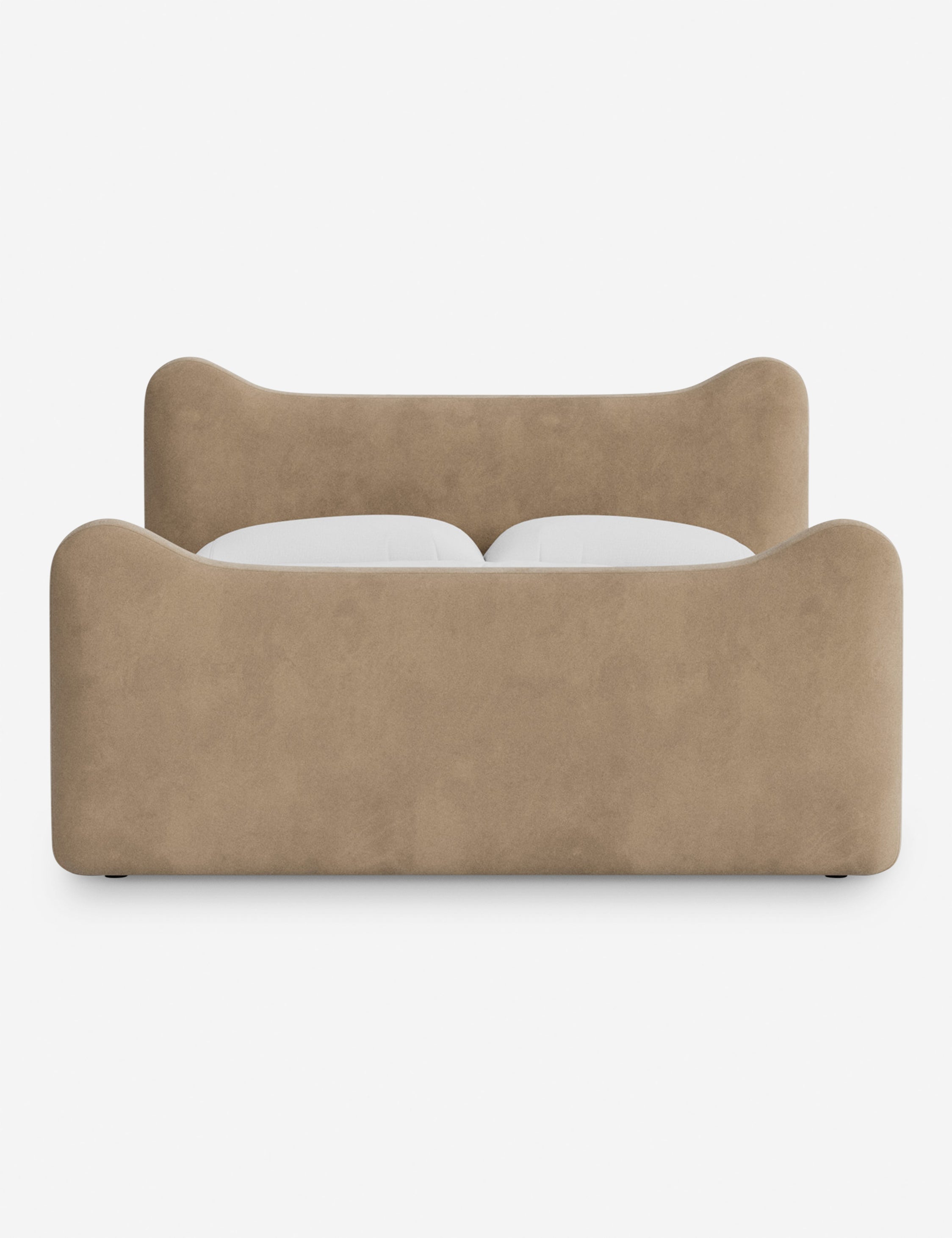 Lit plateforme - Dans le lit Briar, des lignes douces forment une silhouette raffinée à double couronne pour créer une profondeur sculpturale avec une touche de fantaisie