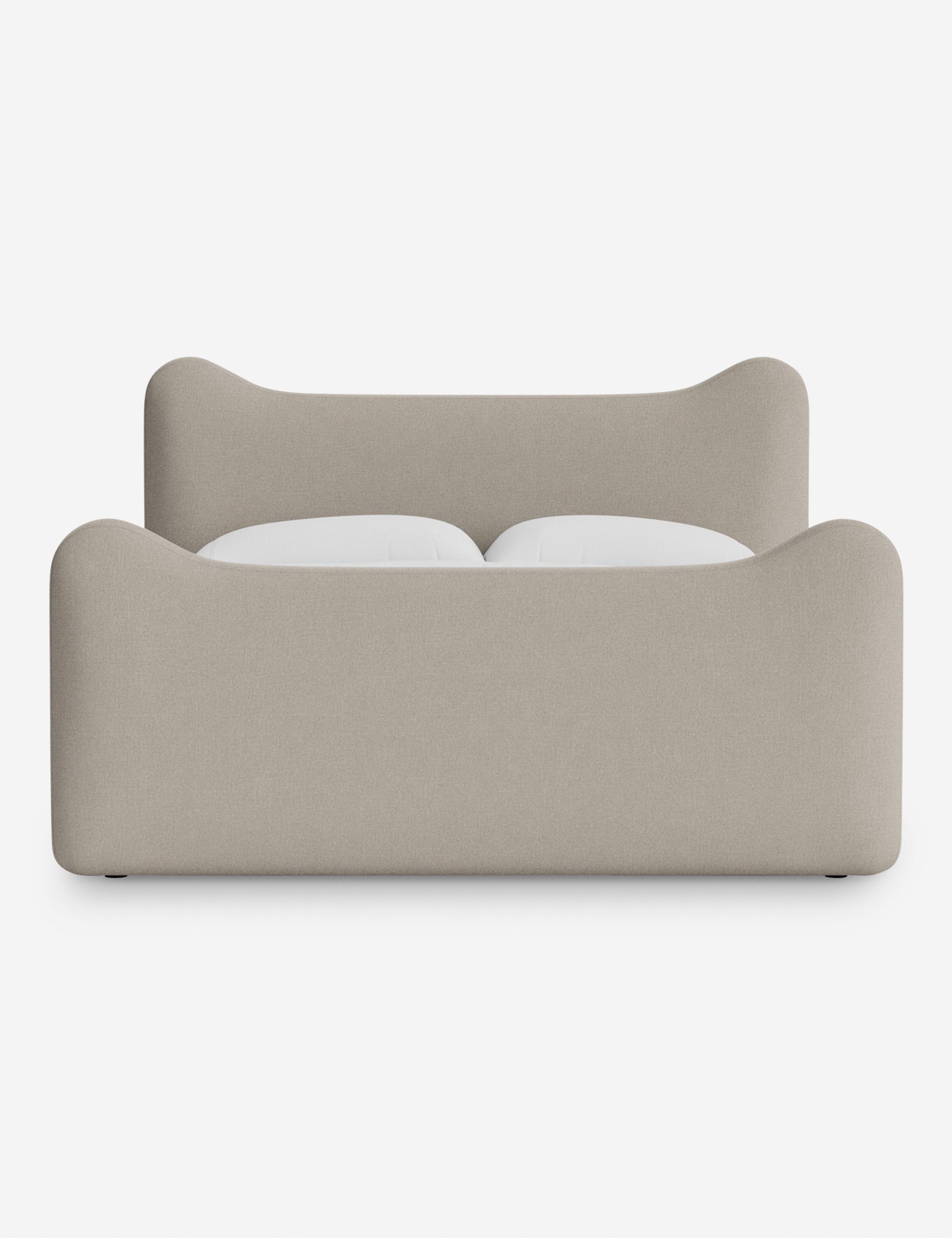 Lit plateforme - Dans le lit Briar, des lignes douces forment une silhouette raffinée à double couronne pour créer une profondeur sculpturale avec une touche de fantaisie