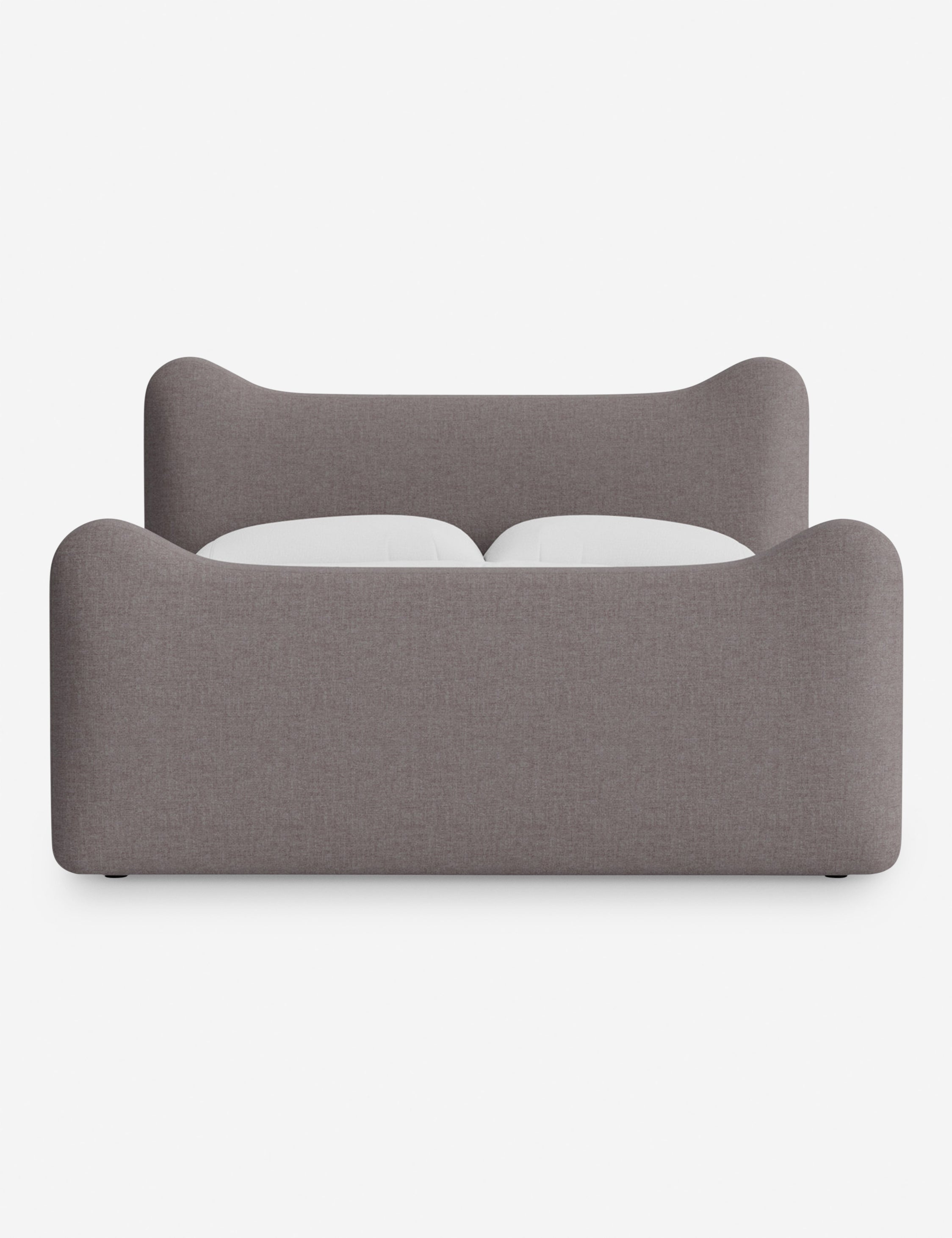 Lit plateforme - Dans le lit Briar, des lignes douces forment une silhouette raffinée à double couronne pour créer une profondeur sculpturale avec une touche de fantaisie