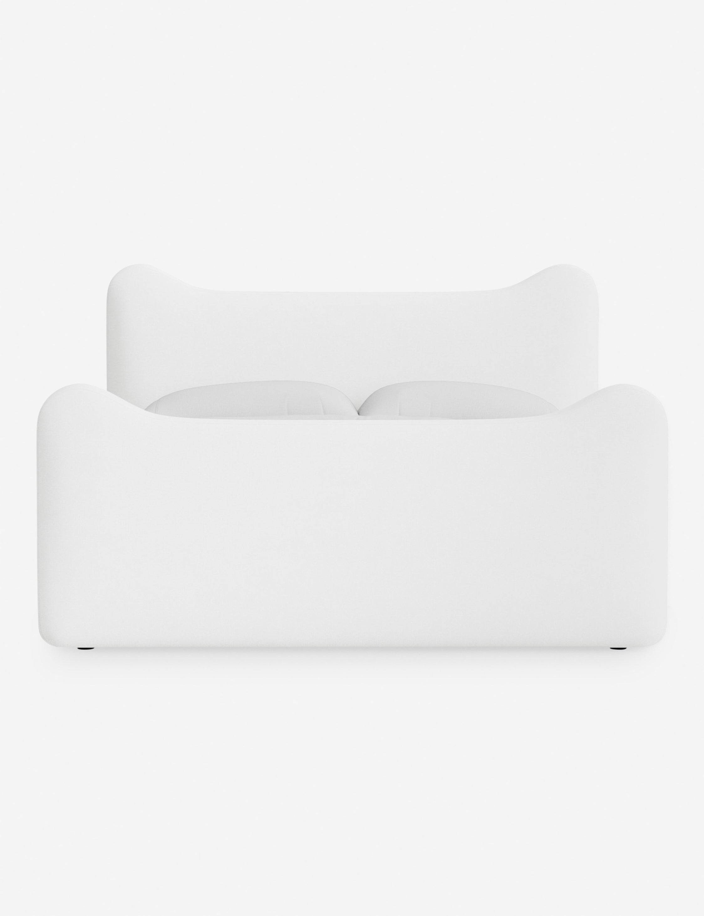 Lit plateforme - Dans le lit Briar, des lignes douces forment une silhouette raffinée à double couronne pour créer une profondeur sculpturale avec une touche de fantaisie