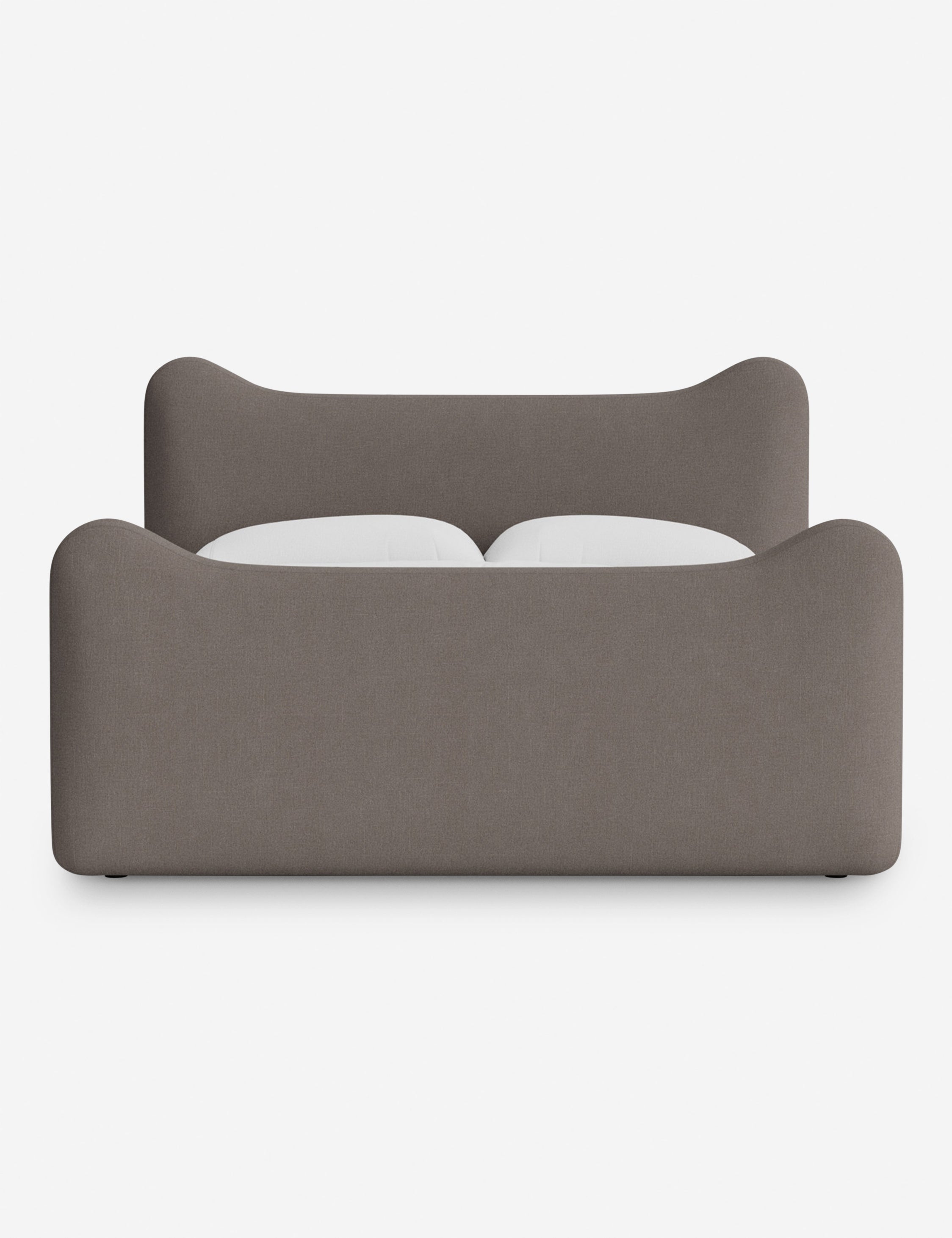 Lit plateforme - Dans le lit Briar, des lignes douces forment une silhouette raffinée à double couronne pour créer une profondeur sculpturale avec une touche de fantaisie