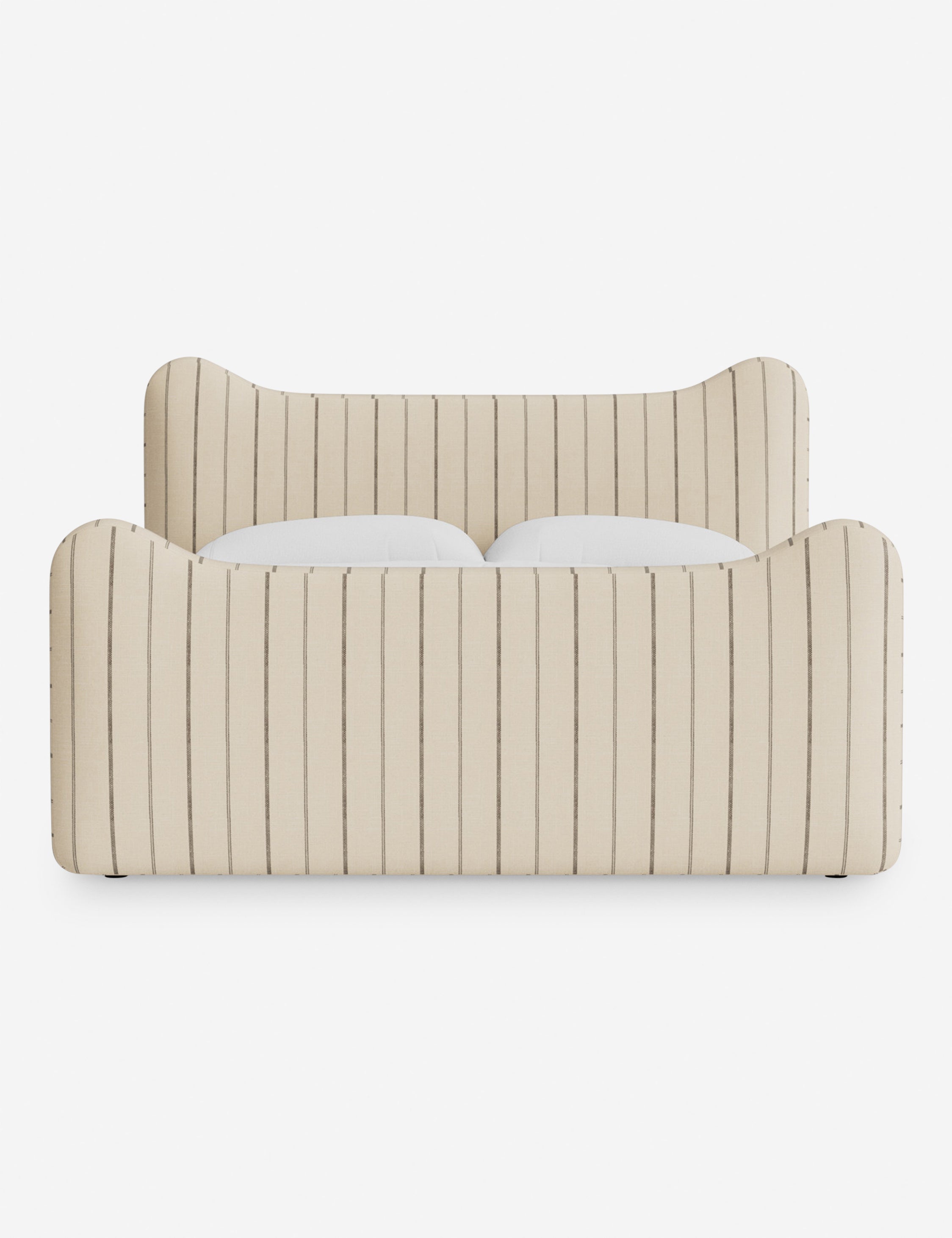 Lit plateforme - Dans le lit Briar, des lignes douces forment une silhouette raffinée à double couronne pour créer une profondeur sculpturale avec une touche de fantaisie