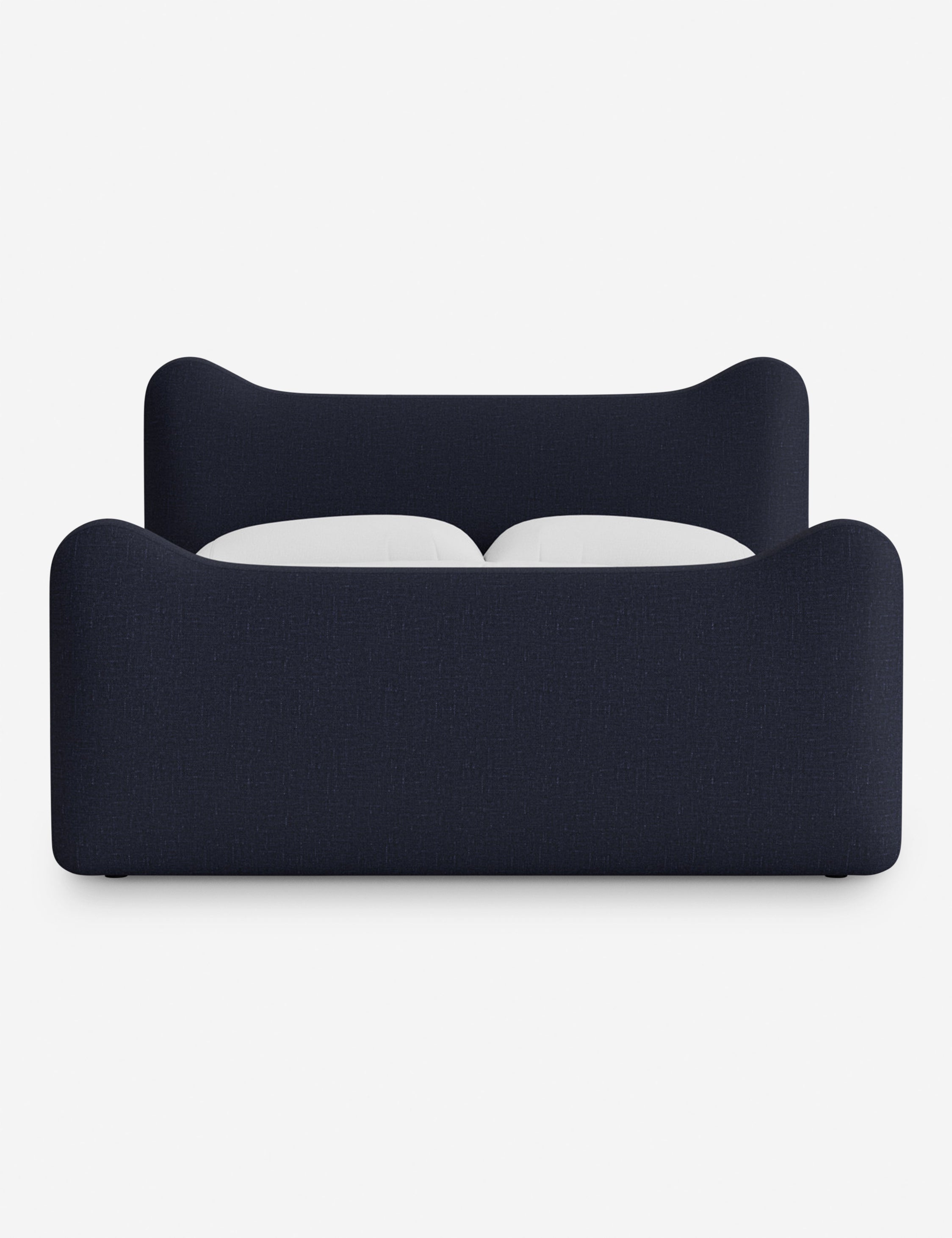 Lit plateforme - Dans le lit Briar, des lignes douces forment une silhouette raffinée à double couronne pour créer une profondeur sculpturale avec une touche de fantaisie