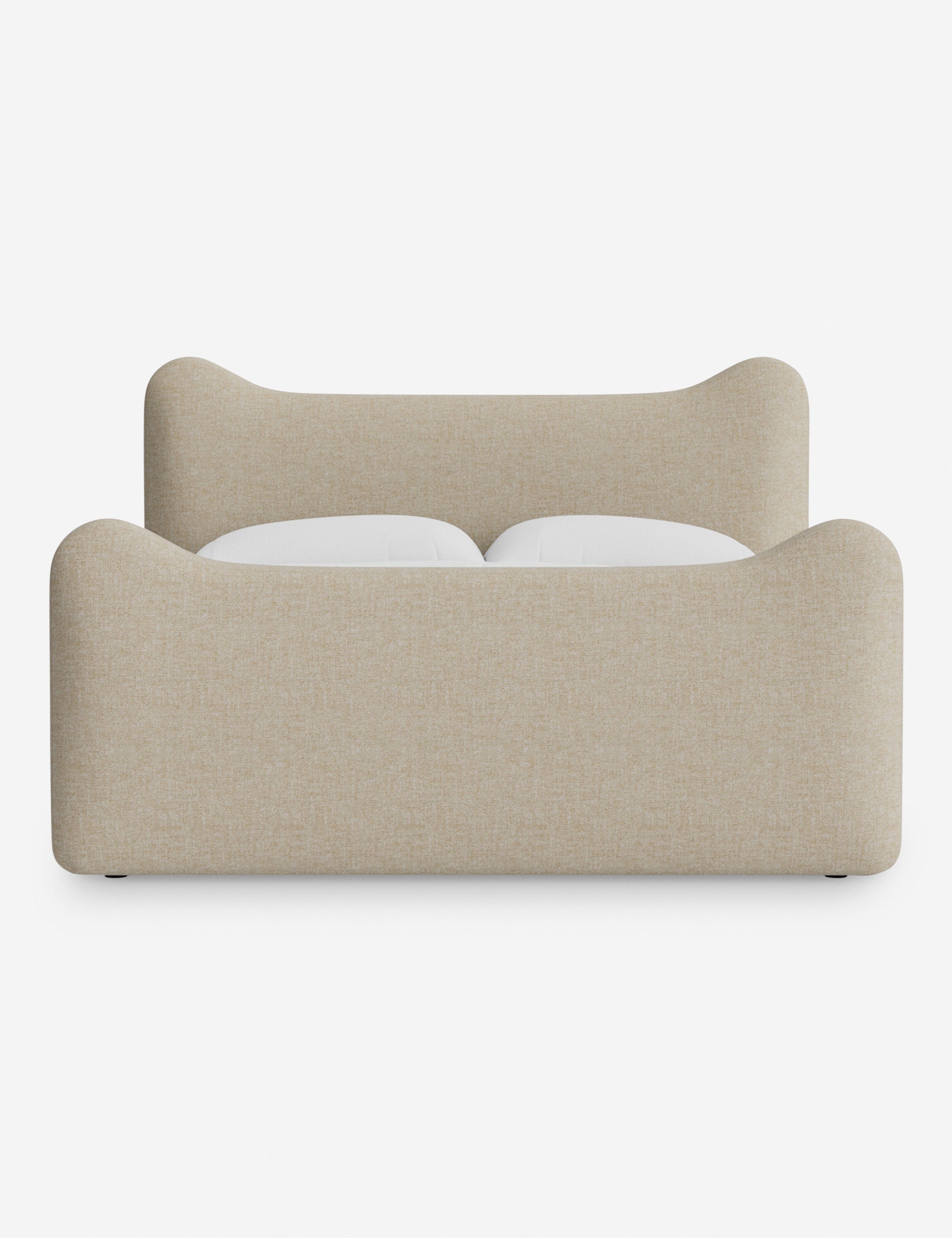 Lit plateforme - Dans le lit Briar, des lignes douces forment une silhouette raffinée à double couronne pour créer une profondeur sculpturale avec une touche de fantaisie