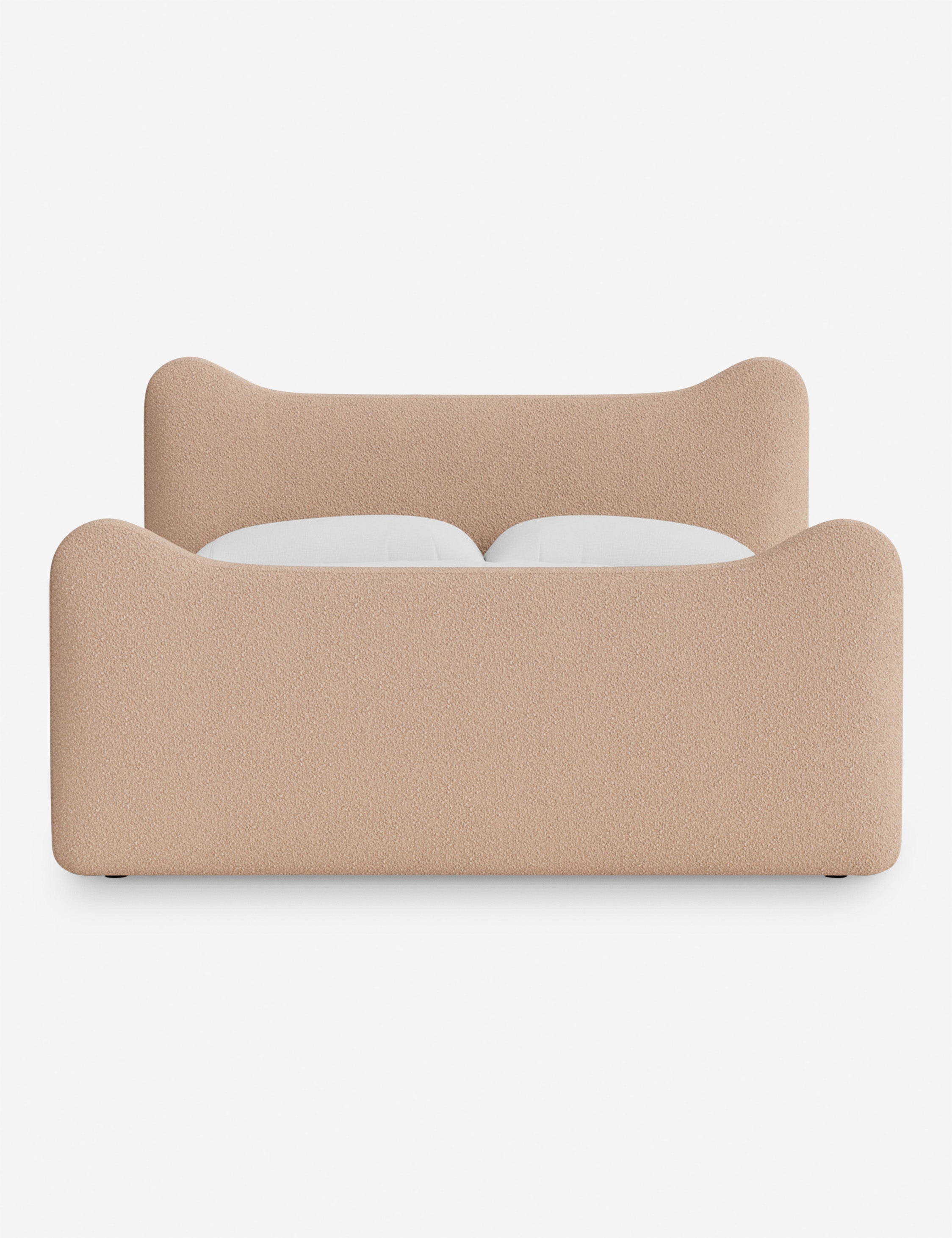 Lit plateforme - Dans le lit Briar, des lignes douces forment une silhouette raffinée à double couronne pour créer une profondeur sculpturale avec une touche de fantaisie