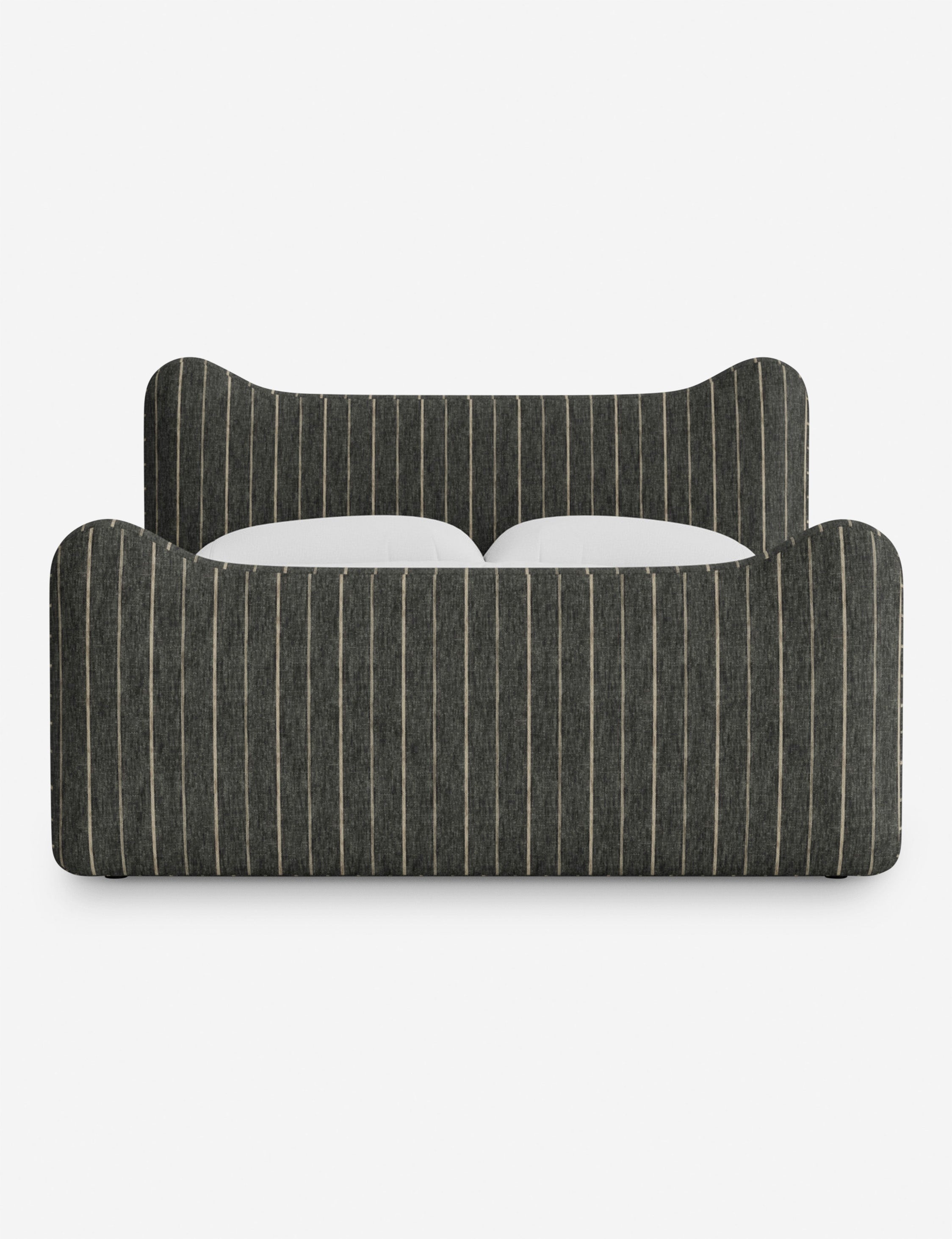Lit plateforme - Dans le lit Briar, des lignes douces forment une silhouette raffinée à double couronne pour créer une profondeur sculpturale avec une touche de fantaisie
