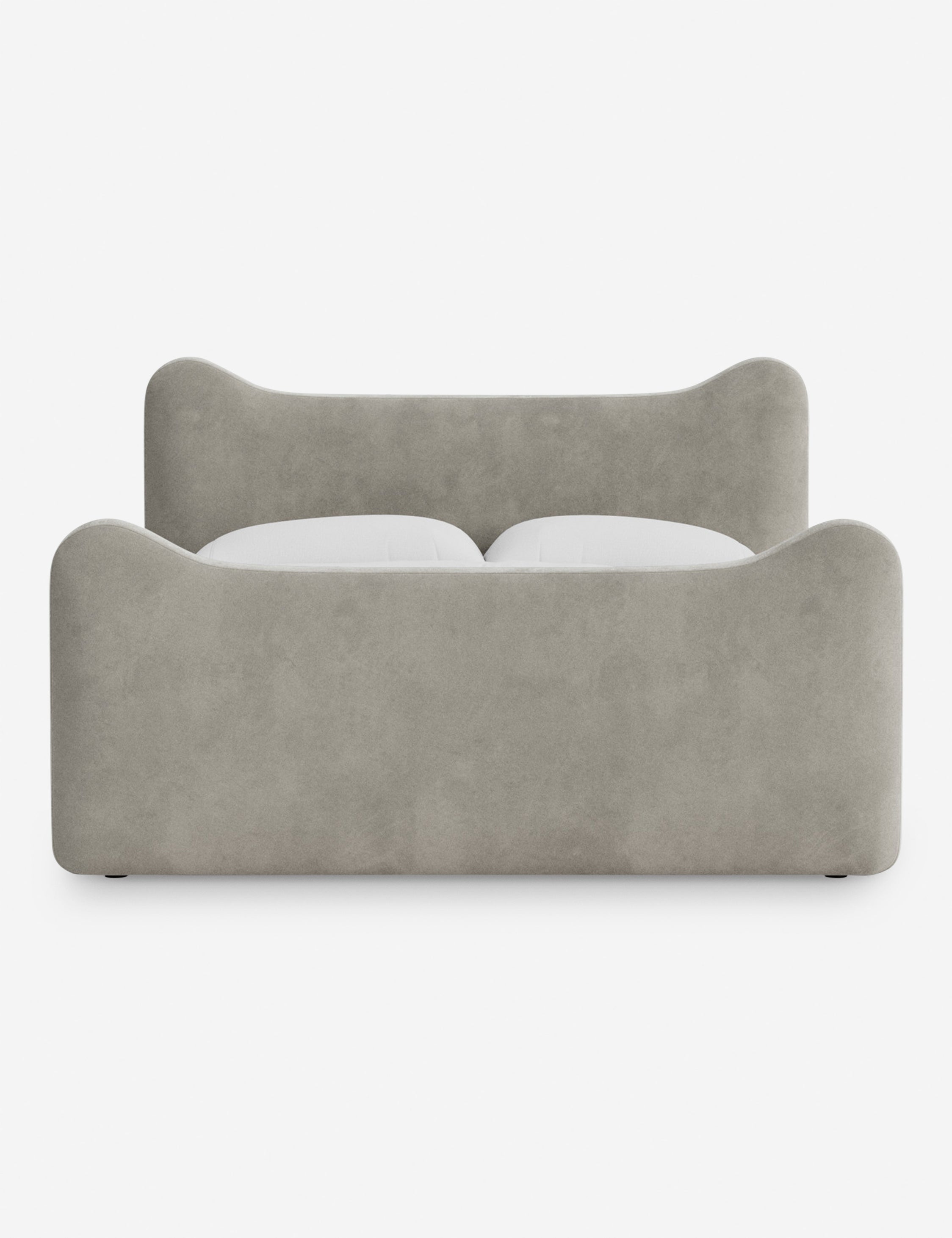 Lit plateforme - Dans le lit Briar, des lignes douces forment une silhouette raffinée à double couronne pour créer une profondeur sculpturale avec une touche de fantaisie