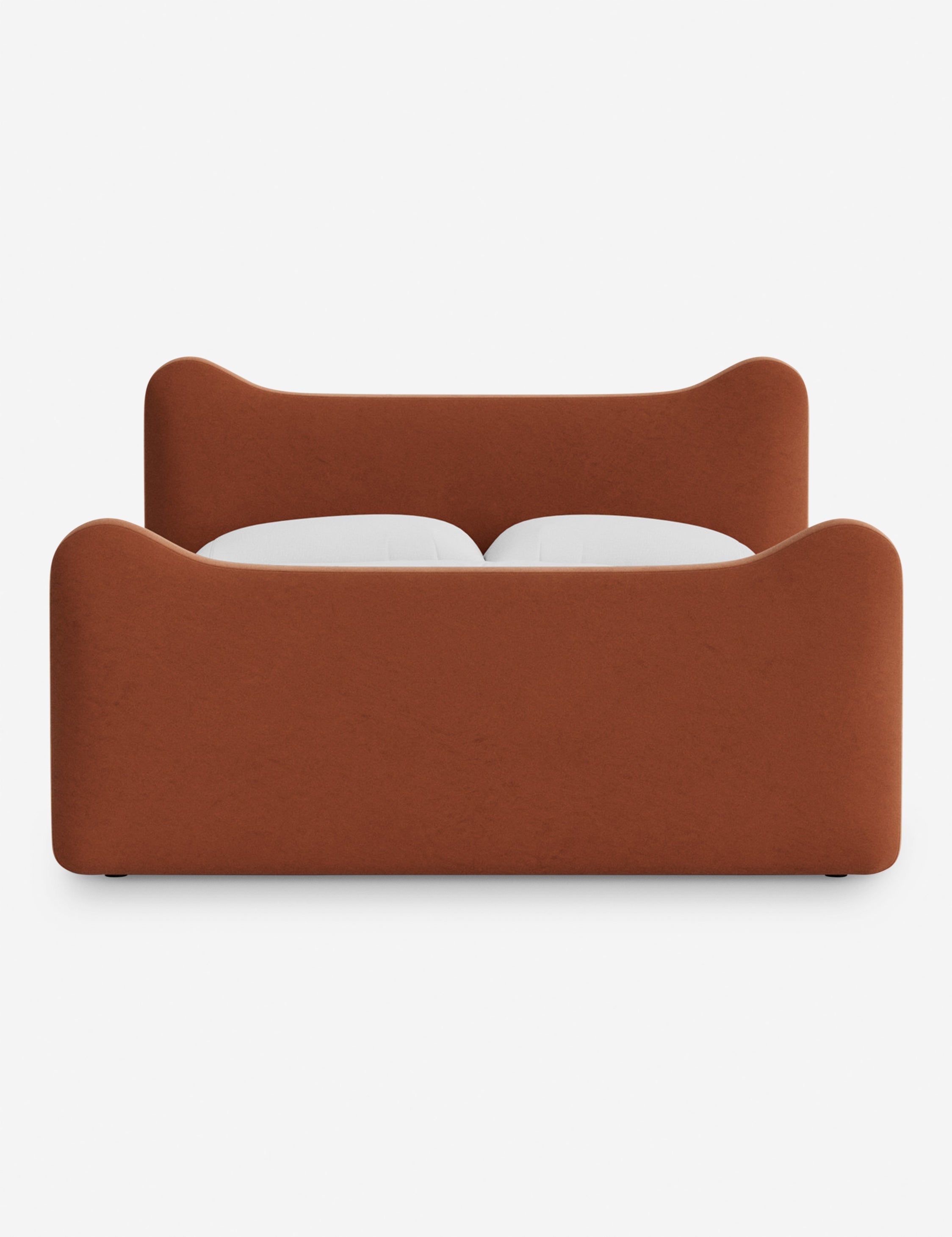 Lit plateforme - Dans le lit Briar, des lignes douces forment une silhouette raffinée à double couronne pour créer une profondeur sculpturale avec une touche de fantaisie