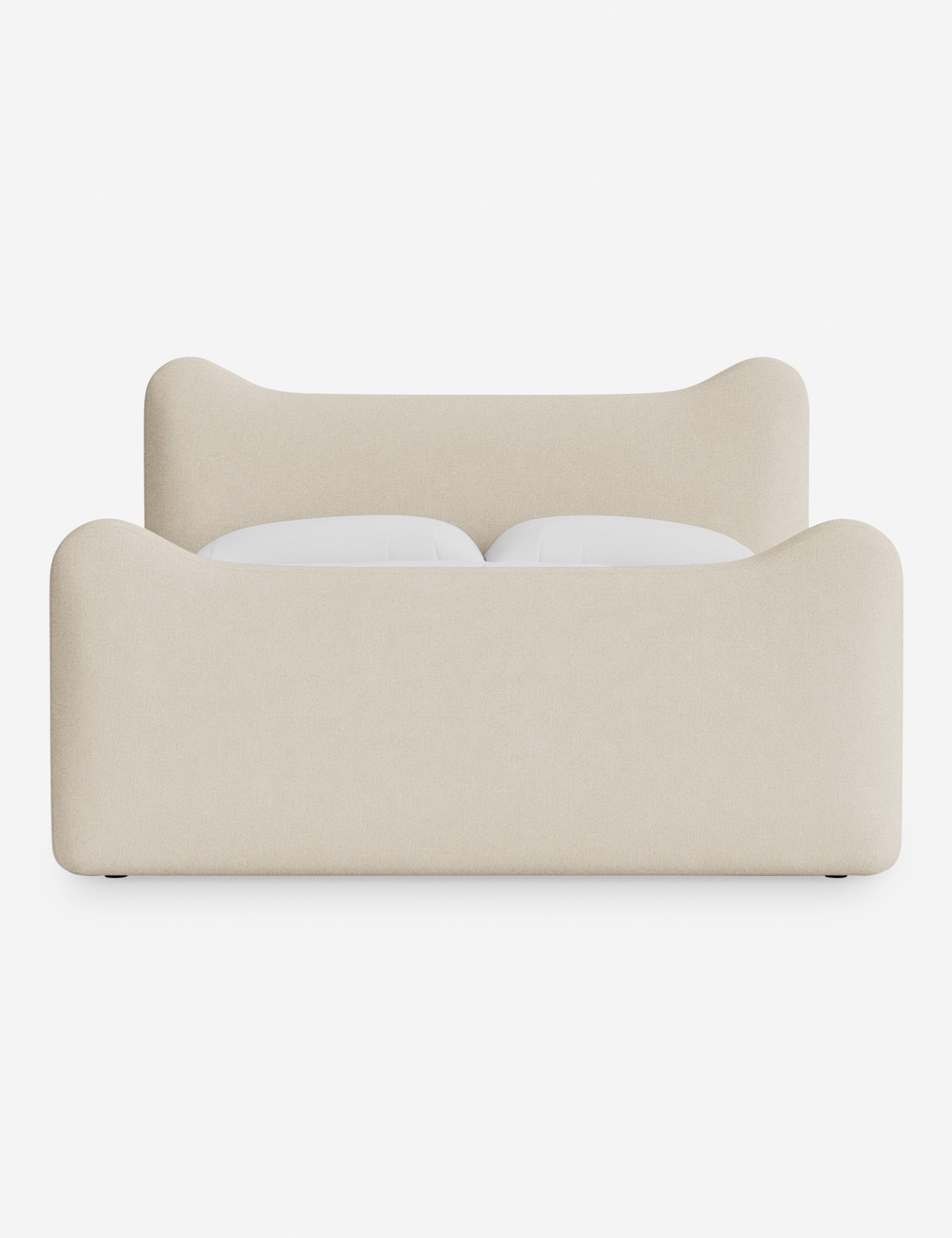 Lit plateforme - Dans le lit Briar, des lignes douces forment une silhouette raffinée à double couronne pour créer une profondeur sculpturale avec une touche de fantaisie