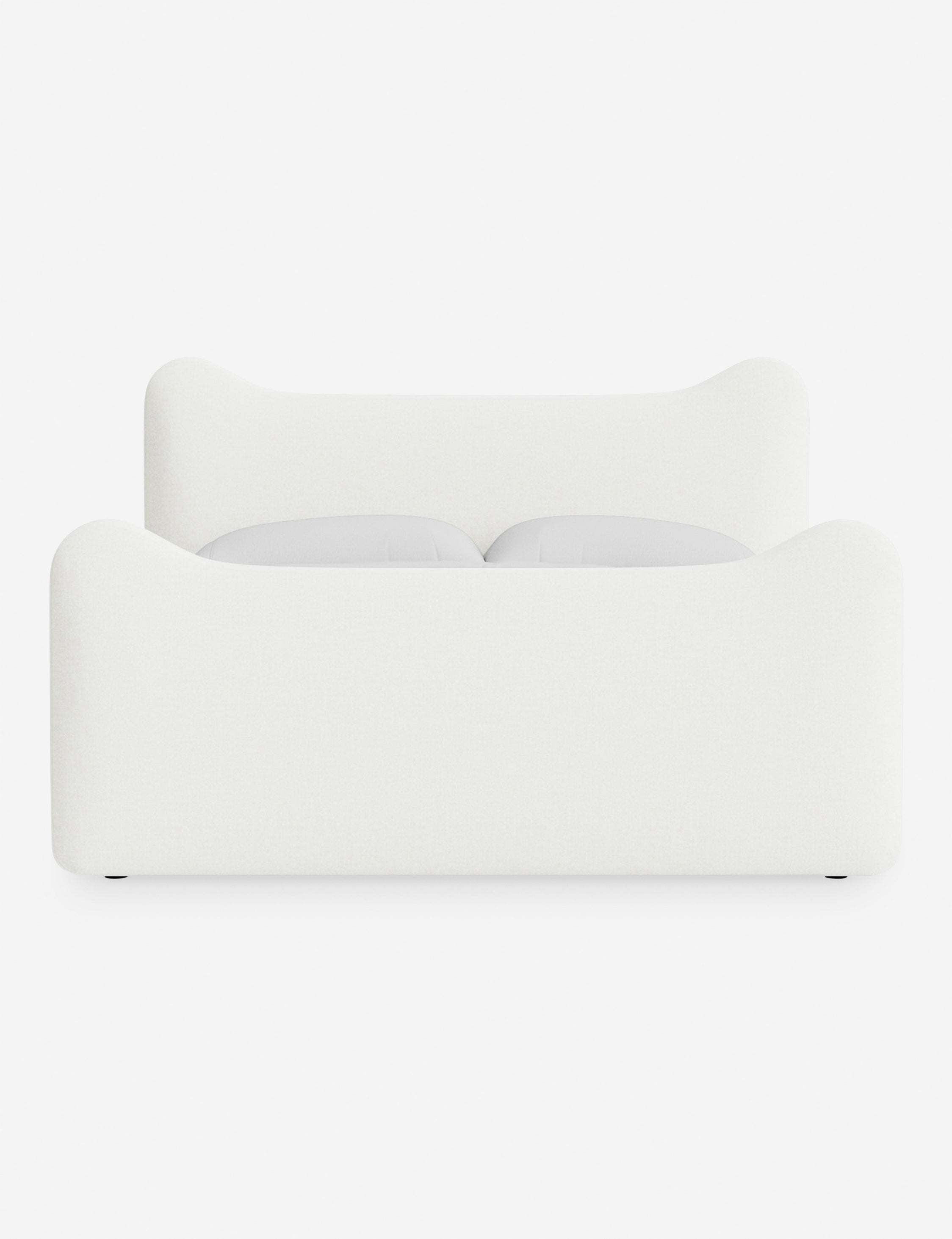 Lit plateforme - Dans le lit Briar, des lignes douces forment une silhouette raffinée à double couronne pour créer une profondeur sculpturale avec une touche de fantaisie