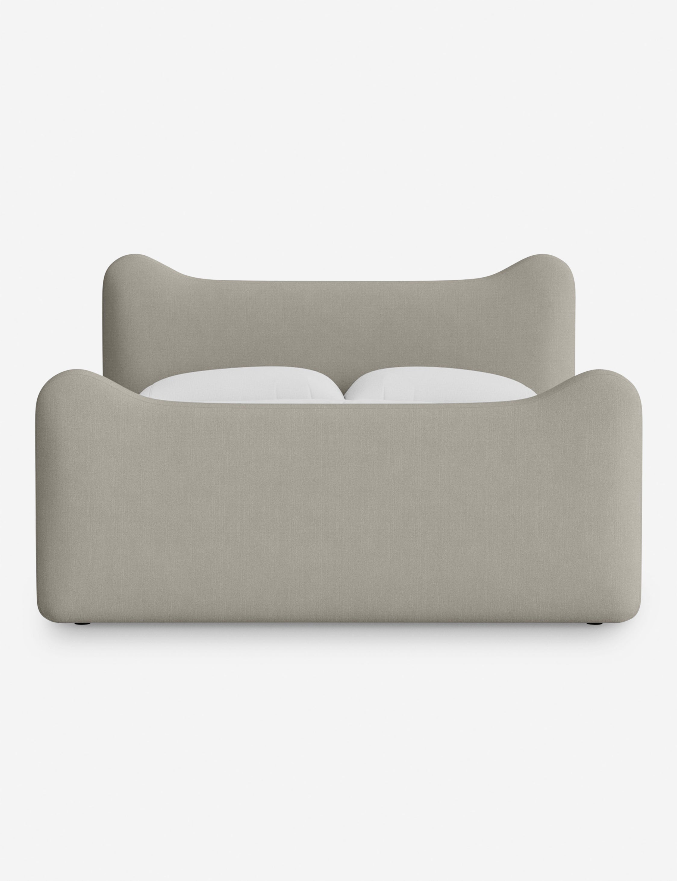 Lit plateforme - Dans le lit Briar, des lignes douces forment une silhouette raffinée à double couronne pour créer une profondeur sculpturale avec une touche de fantaisie