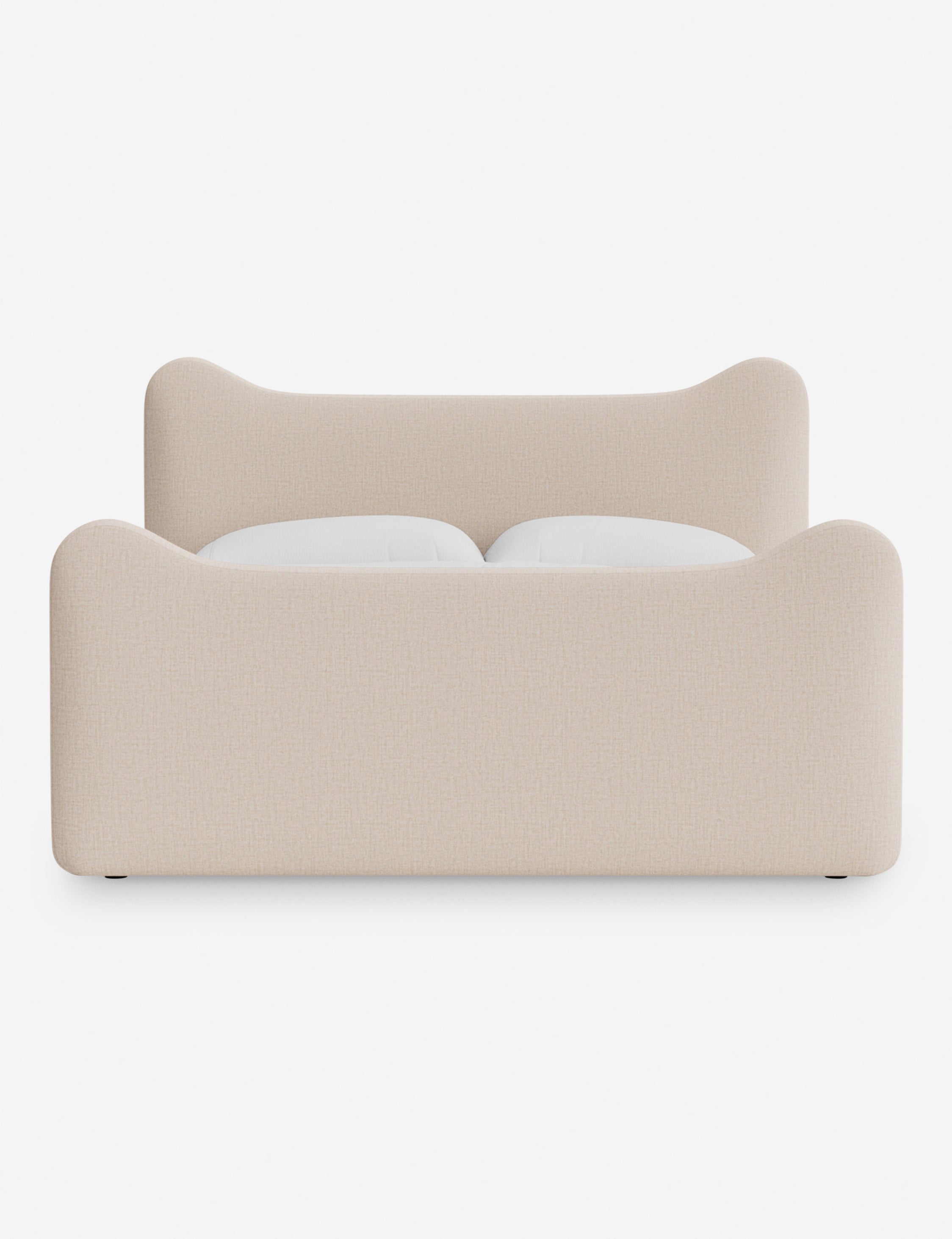 Lit plateforme - Dans le lit Briar, des lignes douces forment une silhouette raffinée à double couronne pour créer une profondeur sculpturale avec une touche de fantaisie