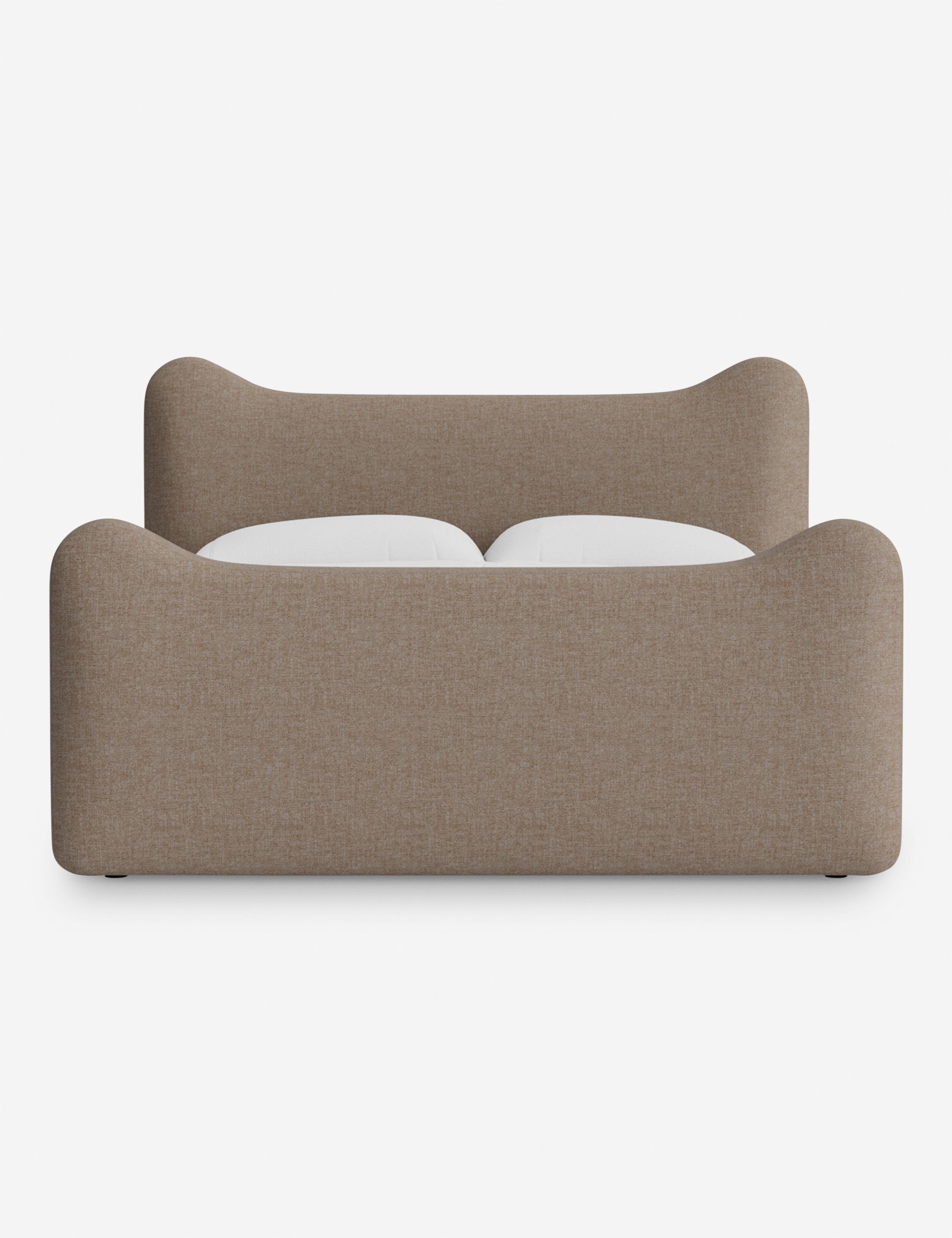 Lit plateforme - Dans le lit Briar, des lignes douces forment une silhouette raffinée à double couronne pour créer une profondeur sculpturale avec une touche de fantaisie