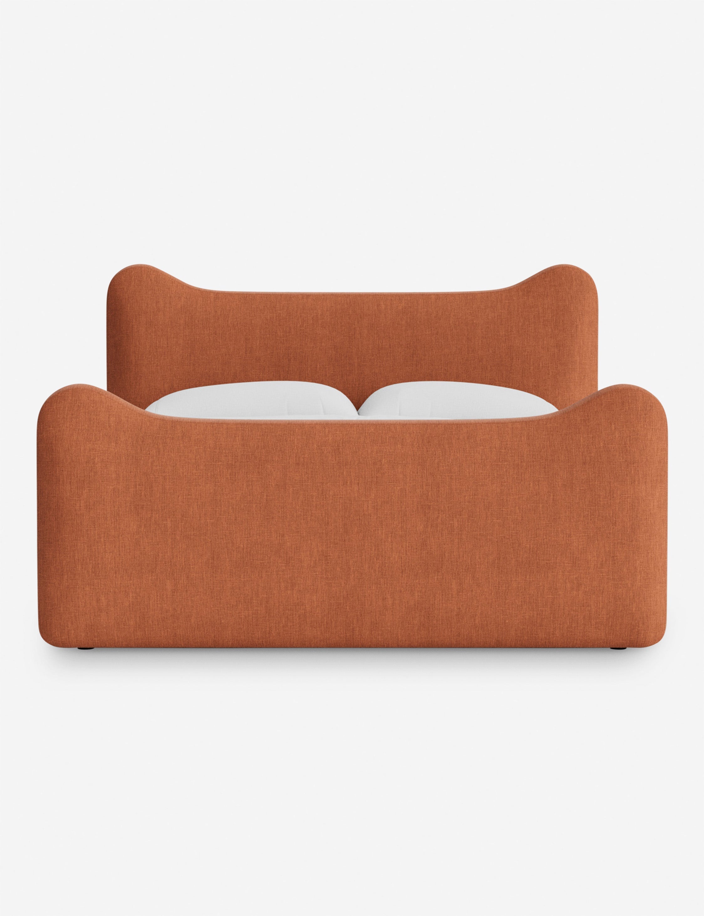 Lit plateforme - Dans le lit Briar, des lignes douces forment une silhouette raffinée à double couronne pour créer une profondeur sculpturale avec une touche de fantaisie