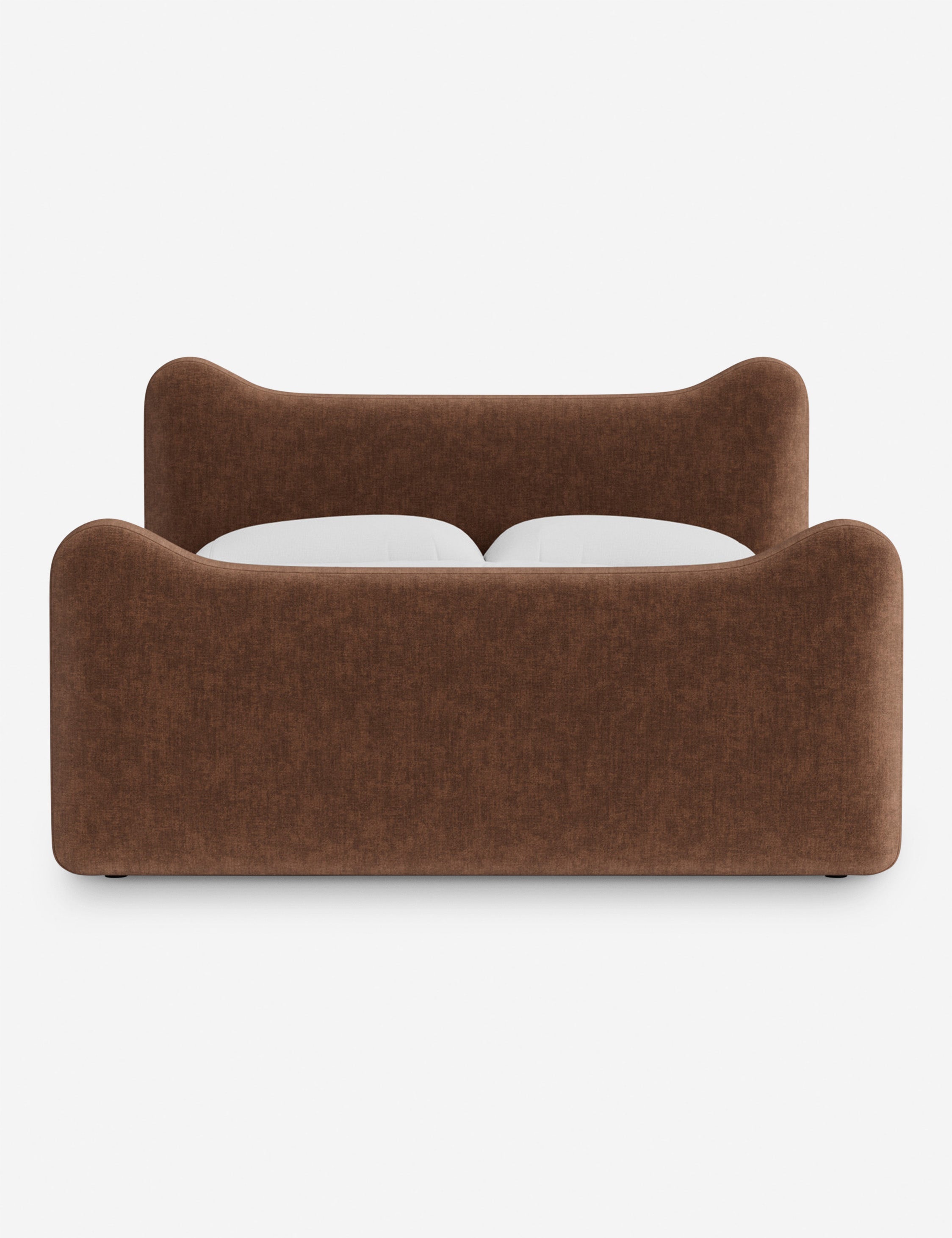 Lit plateforme - Dans le lit Briar, des lignes douces forment une silhouette raffinée à double couronne pour créer une profondeur sculpturale avec une touche de fantaisie