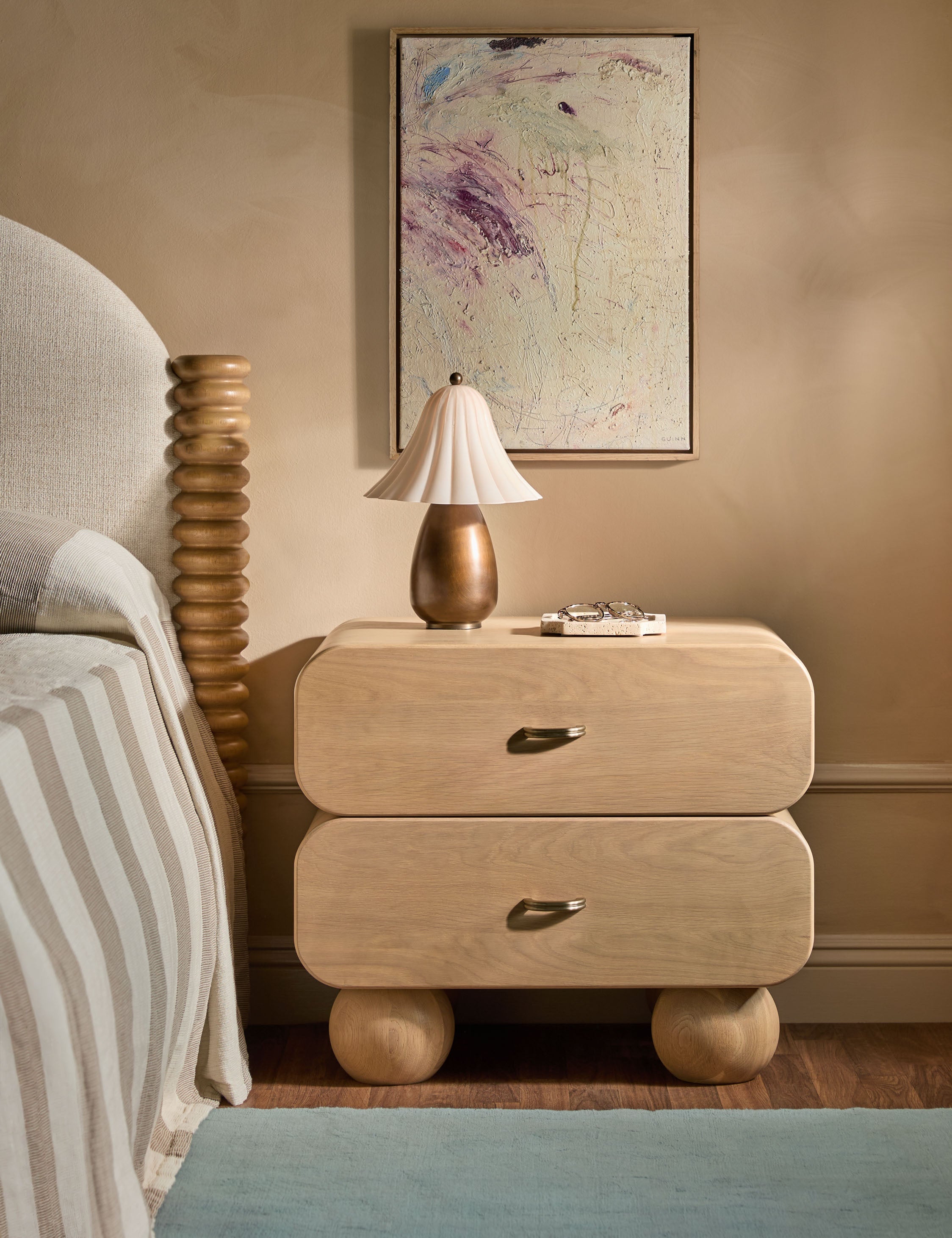 Table de chevet - Une géométrie douce définit notre table de chevet Barberi, apportant une chaleur sculpturale à la chambre à coucher