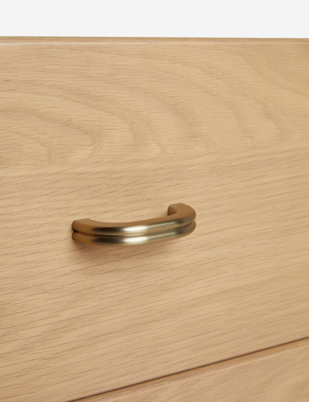 Table de chevet - Une géométrie douce définit notre table de chevet Barberi, apportant une chaleur sculpturale à la chambre à coucher