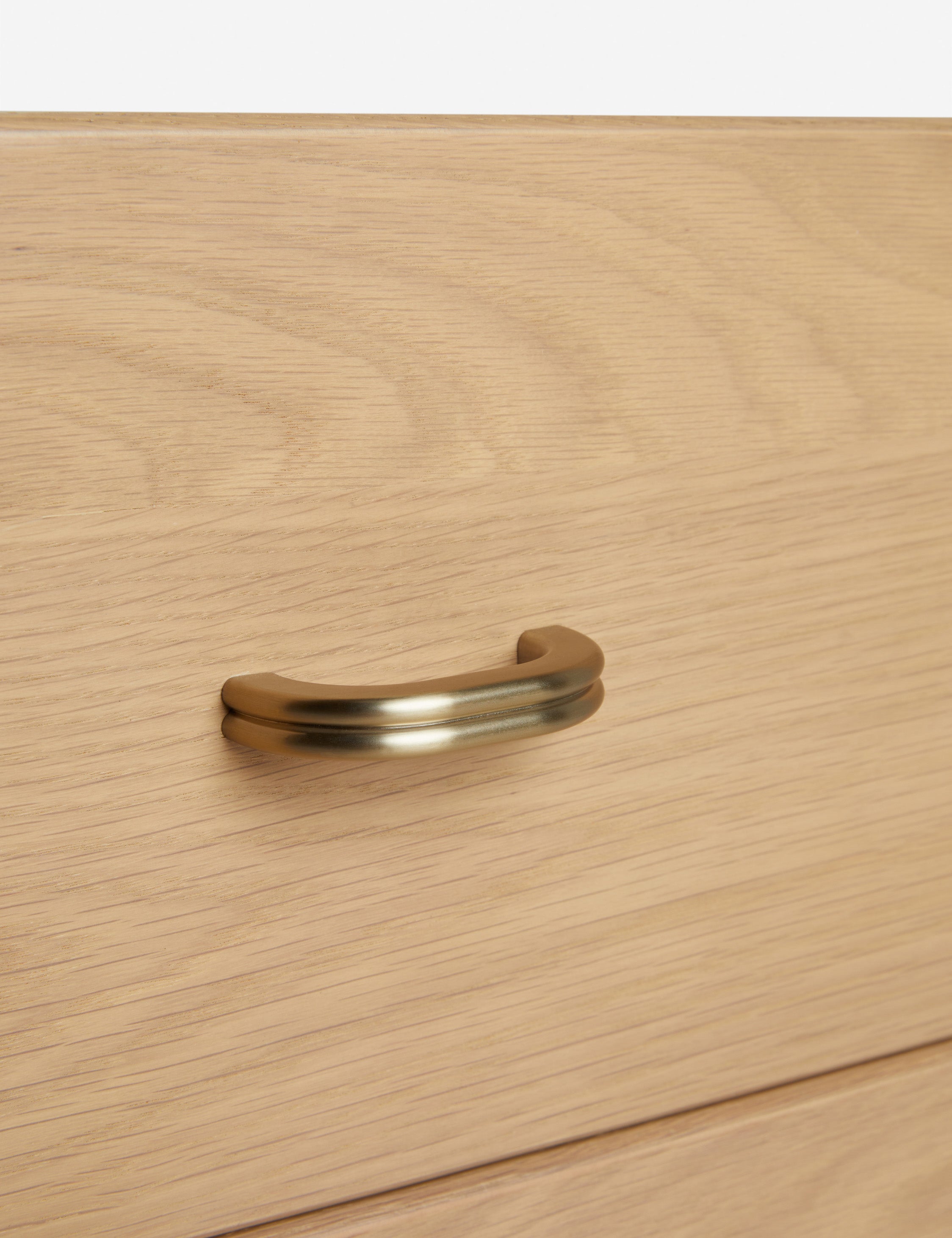 Table de chevet - Une géométrie douce définit notre table de chevet Barberi, apportant une chaleur sculpturale à la chambre à coucher