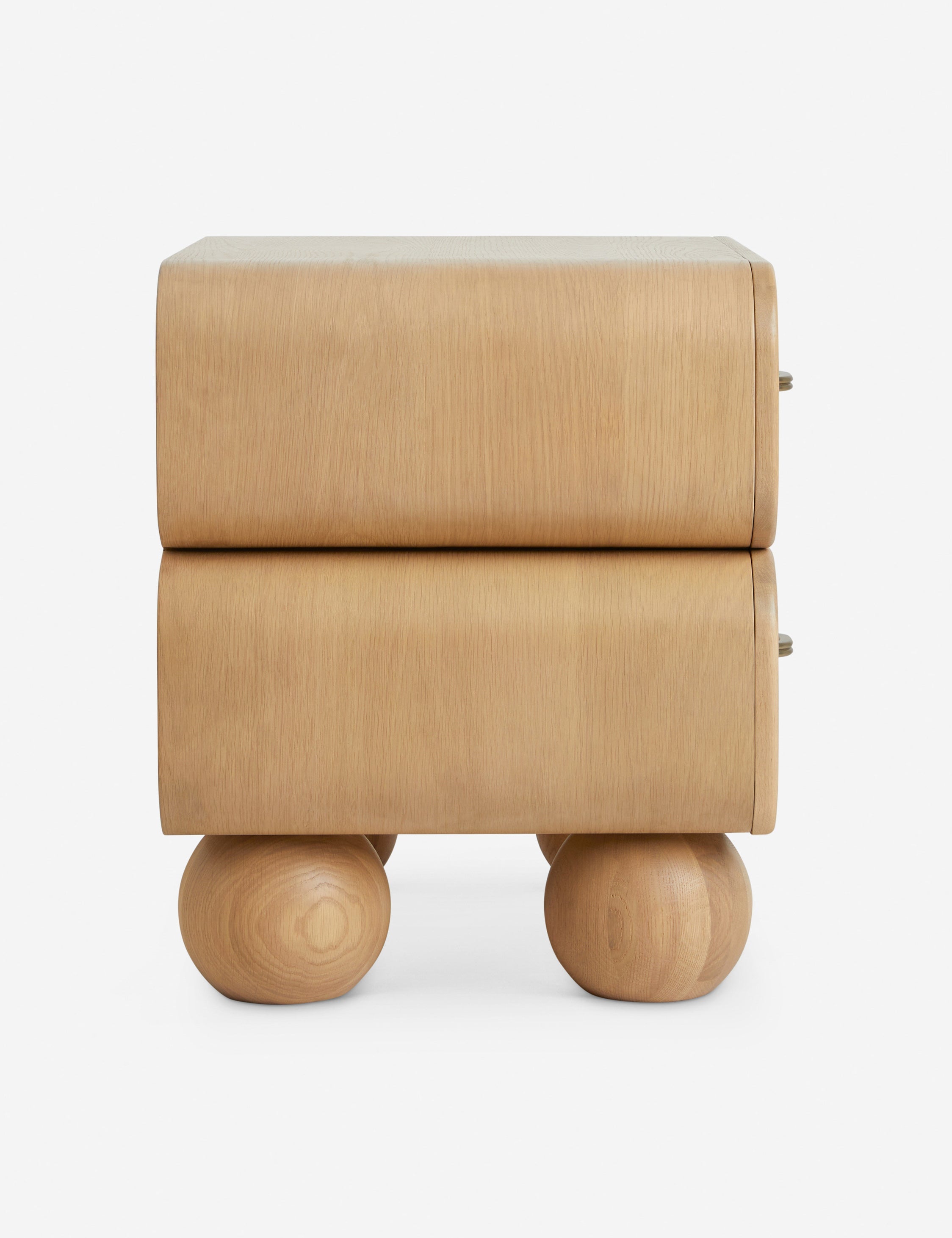 Table de chevet - Une géométrie douce définit notre table de chevet Barberi, apportant une chaleur sculpturale à la chambre à coucher
