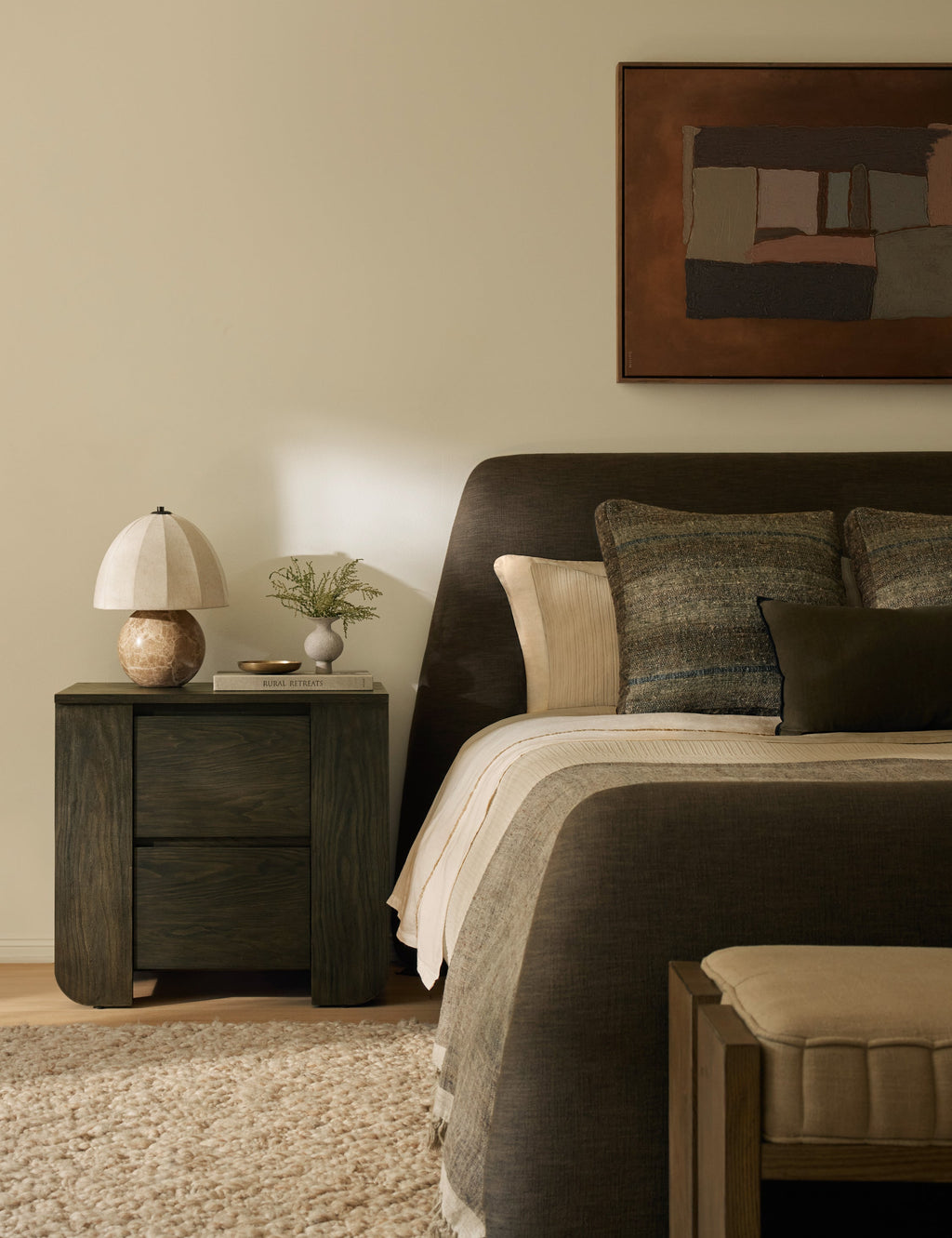 Nightstand - met l'accent sur les personnes et les lieux dans ses créations, en créant des espaces qui trouvent l'équilibre et l'impact grâce à une curation réfléchie