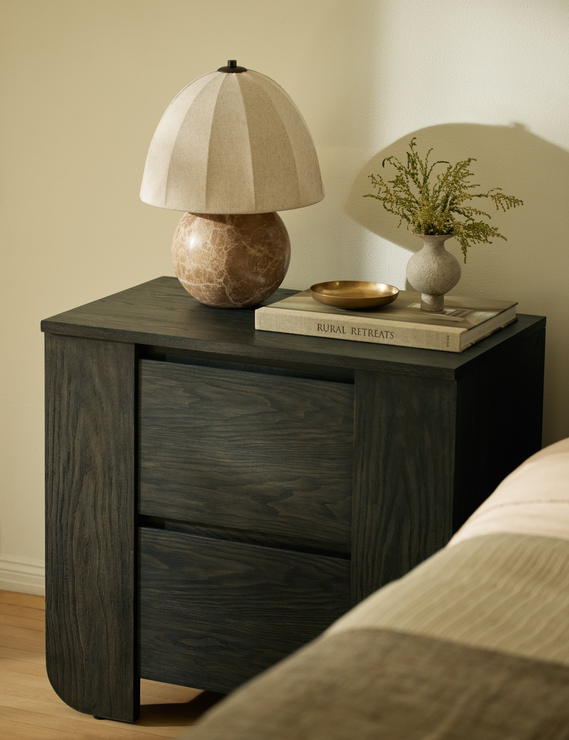 Nightstand - met l'accent sur les personnes et les lieux dans ses créations, en créant des espaces qui trouvent l'équilibre et l'impact grâce à une curation réfléchie