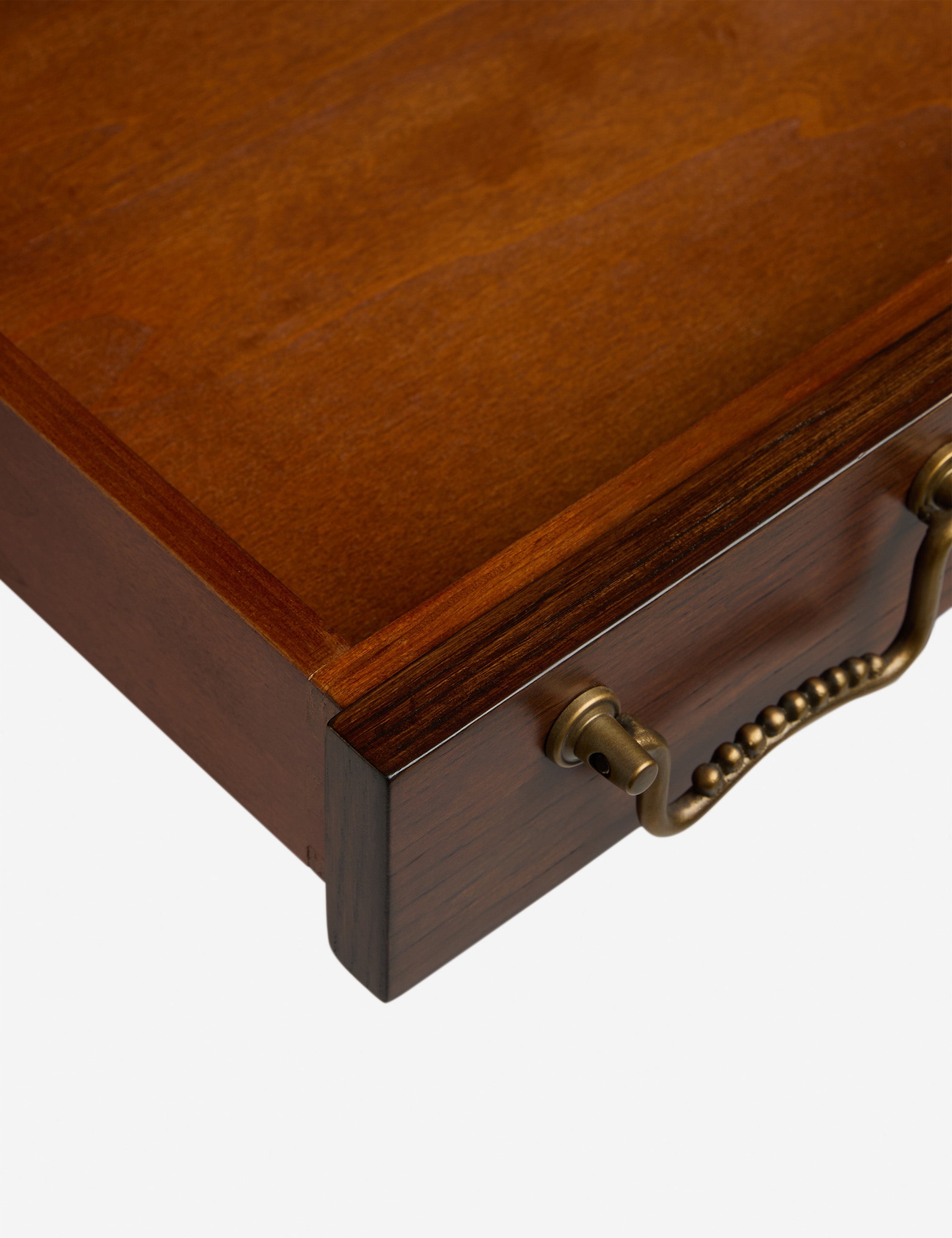 Table de chevet - insuffle à cette collection exclusive toute la chaleur, les motifs et les détails nostalgiques qui la définissent