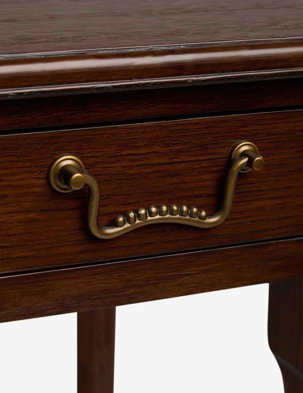 Table de chevet - insuffle à cette collection exclusive toute la chaleur, les motifs et les détails nostalgiques qui la définissent