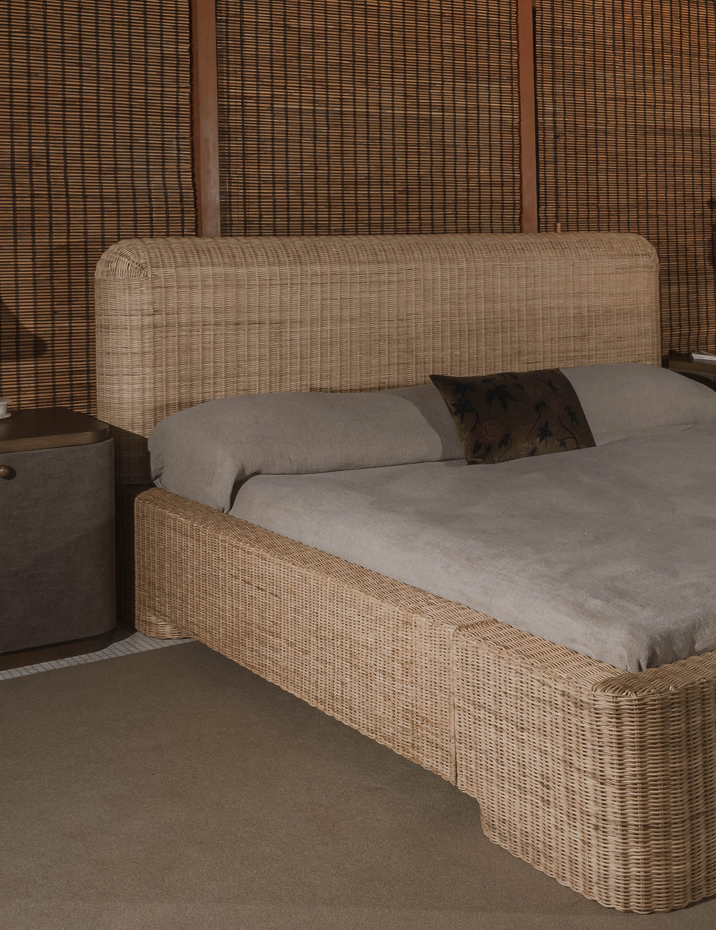 Lit plateforme - Le rotin tressé à la main sur une structure en bois confère au lit plateforme une texture et une chaleur qui se remarquent bien de l'autre bout de la pièce.