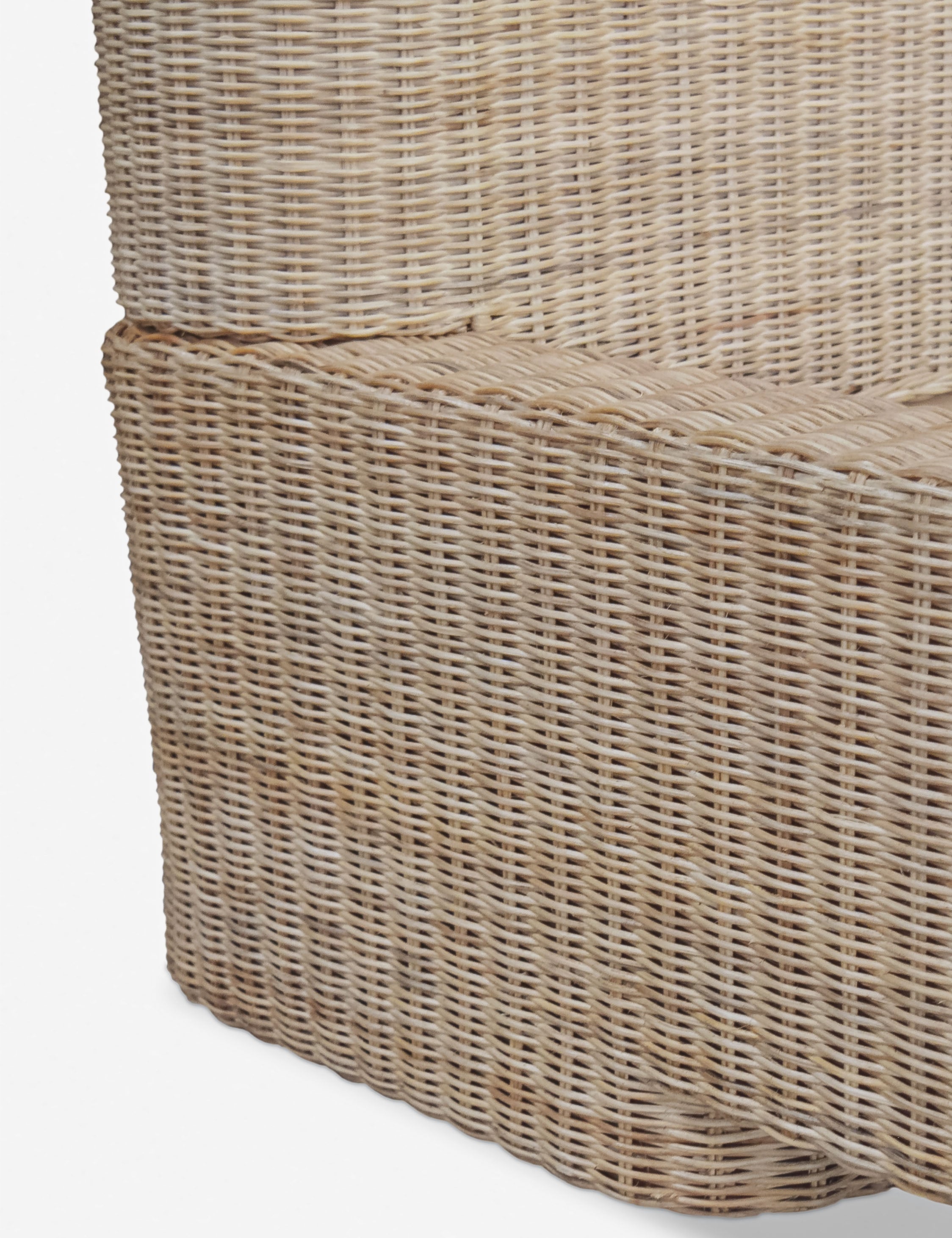 Lit plateforme - Le rotin tressé à la main sur une structure en bois confère au lit plateforme une texture et une chaleur qui se remarquent bien de l'autre bout de la pièce.