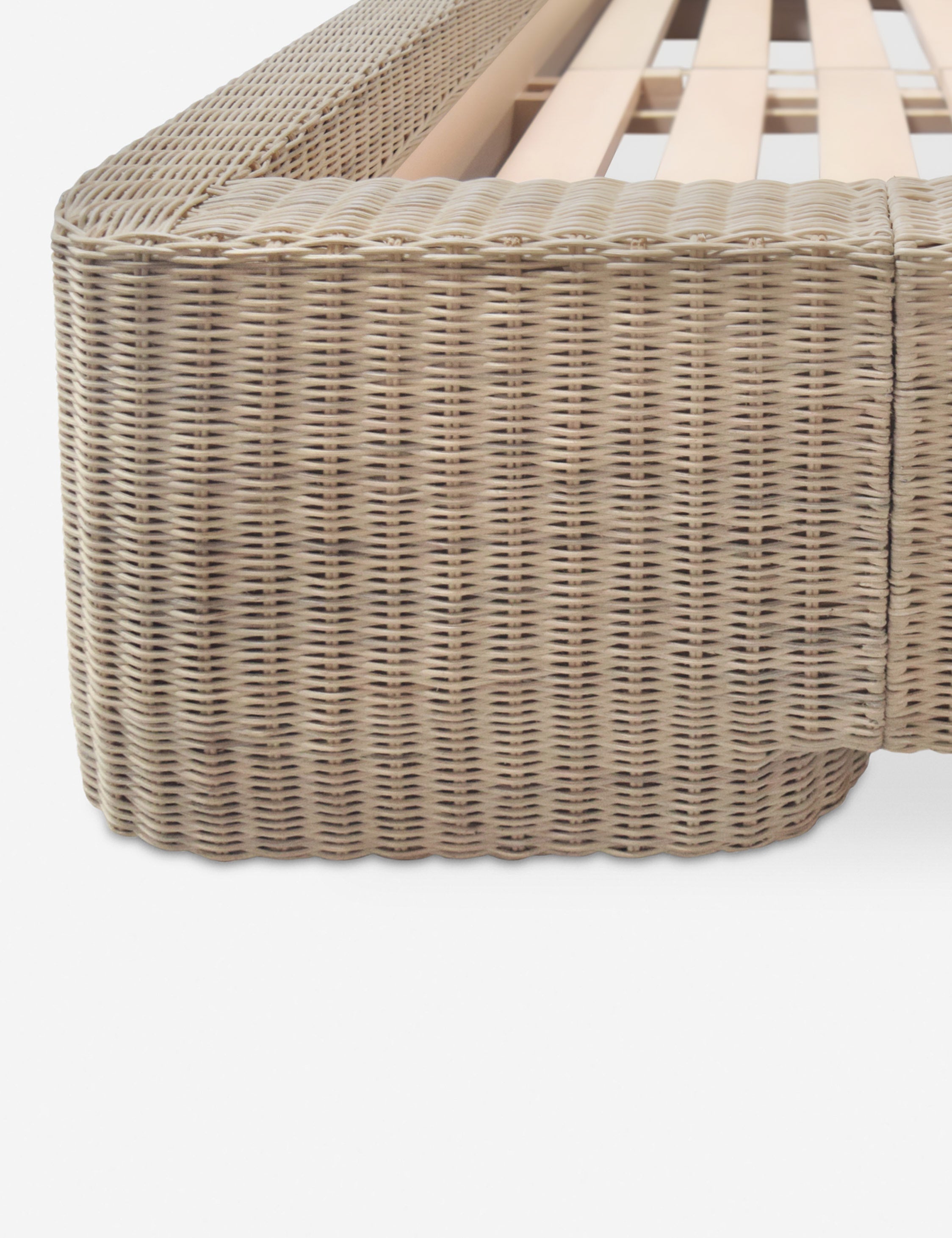 Lit plateforme - Le rotin tressé à la main sur une structure en bois confère au lit plateforme une texture et une chaleur qui se remarquent bien de l'autre bout de la pièce.