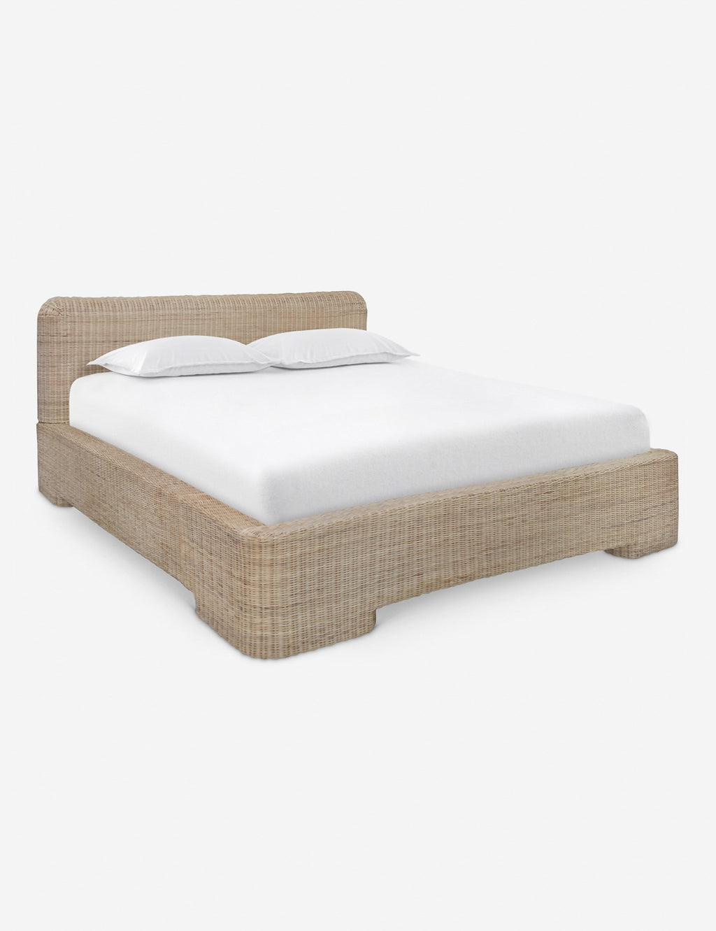 Lit plateforme - Le rotin tressé à la main sur une structure en bois confère au lit plateforme une texture et une chaleur qui se remarquent bien de l'autre bout de la pièce.