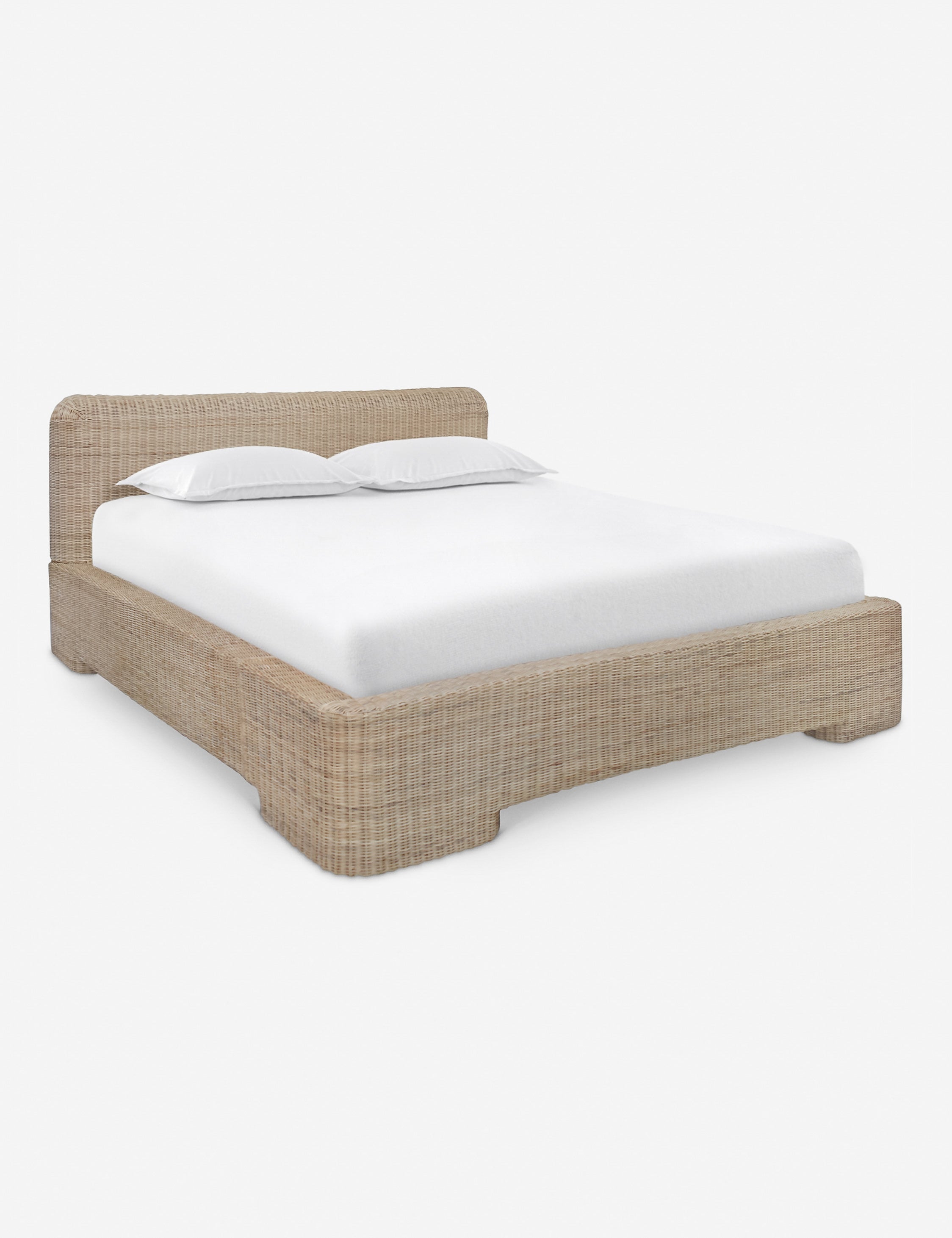 Lit plateforme - Le rotin tressé à la main sur une structure en bois confère au lit plateforme une texture et une chaleur qui se remarquent bien de l'autre bout de la pièce.