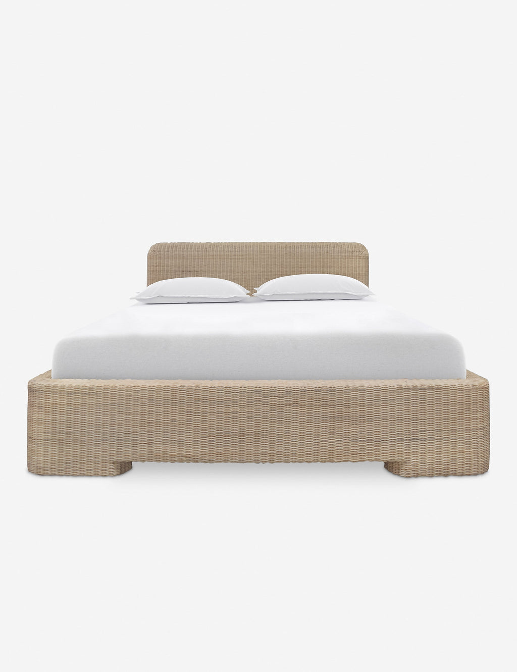Lit plateforme - Le rotin tressé à la main sur une structure en bois confère au lit plateforme une texture et une chaleur qui se remarquent bien de l'autre bout de la pièce.