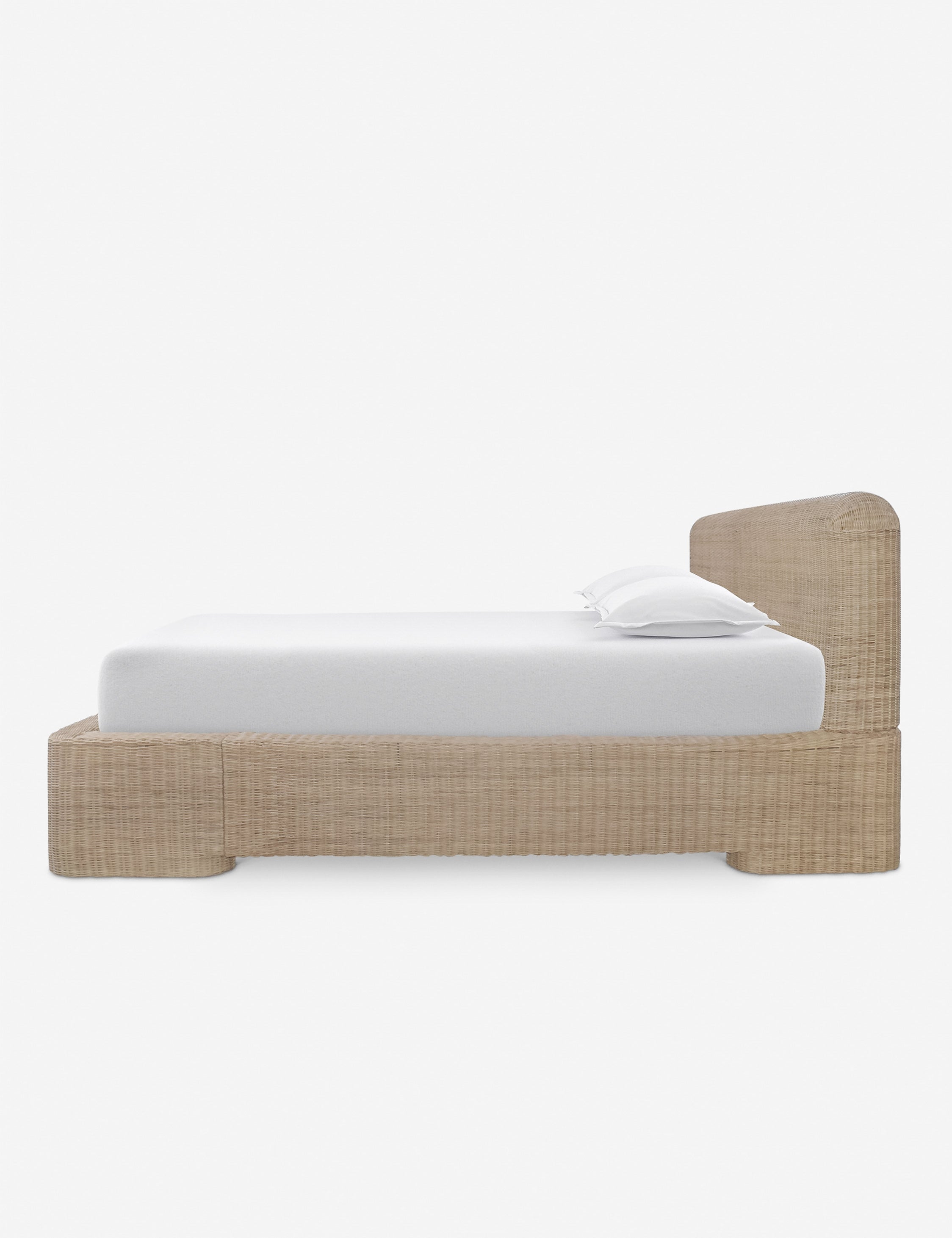Lit plateforme - Le rotin tressé à la main sur une structure en bois confère au lit plateforme une texture et une chaleur qui se remarquent bien de l'autre bout de la pièce.