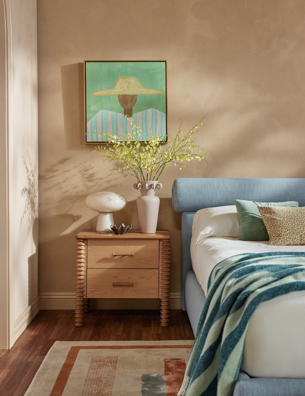 Lit – Le Bowery apporte une douceur raffinée à la chambre avec sa tête de lit légèrement arrondie et ses proportions élégantes.