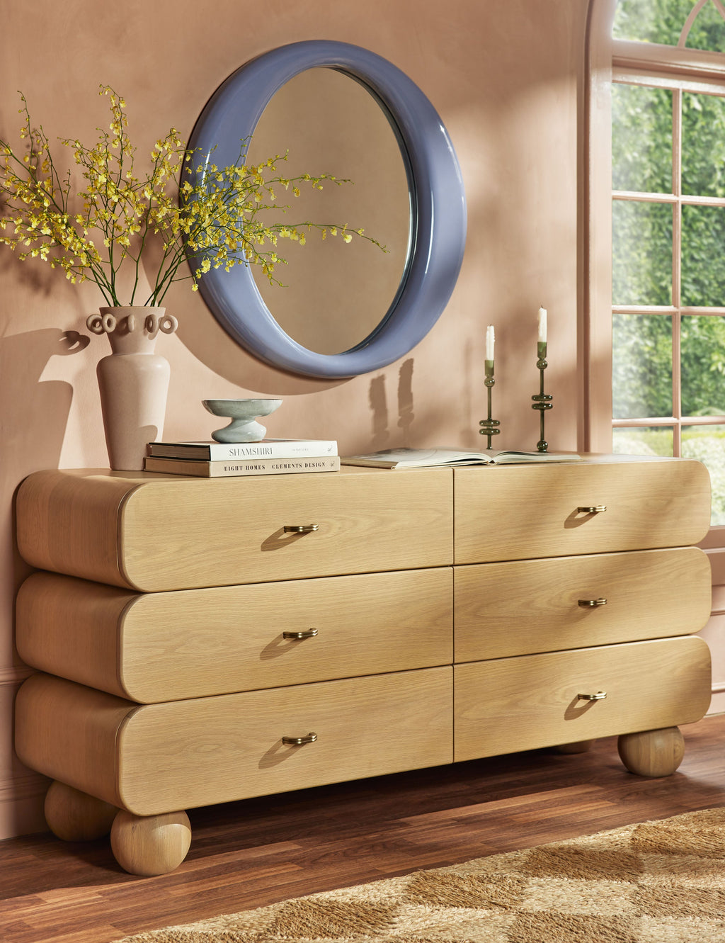 Commode 6 tiroirs - La géométrie douce définit notre commode Barberi, apportant une chaleur sculpturale à la chambre.