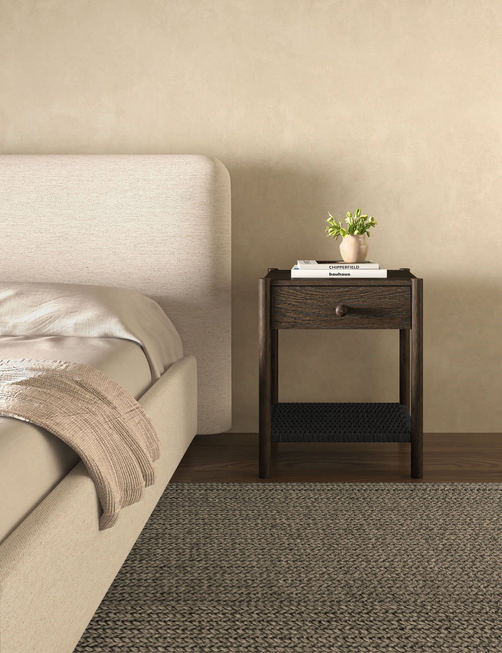 Table de chevet - La table de chevet offre une interprétation raffinée des textures naturelles avec une étagère en corde de papier tressée à la main sous un simple cadre en chêne