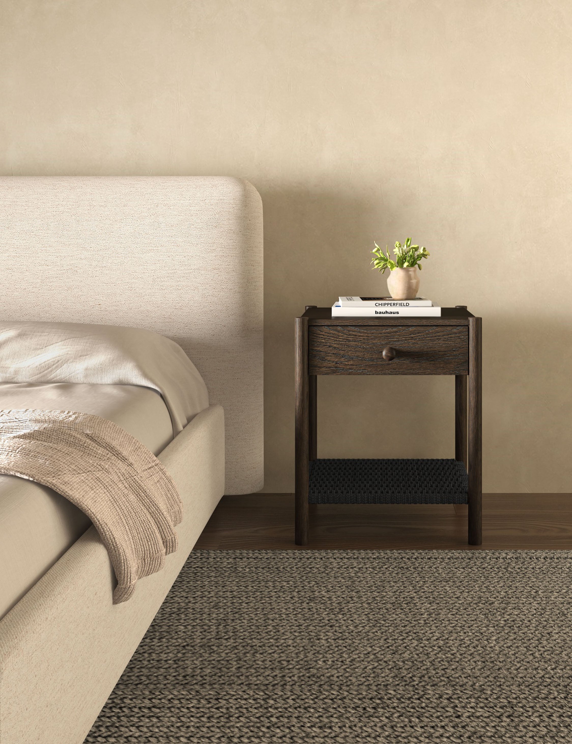 Table de chevet - La table de chevet offre une interprétation raffinée des textures naturelles avec une étagère en corde de papier tressée à la main sous un simple cadre en chêne