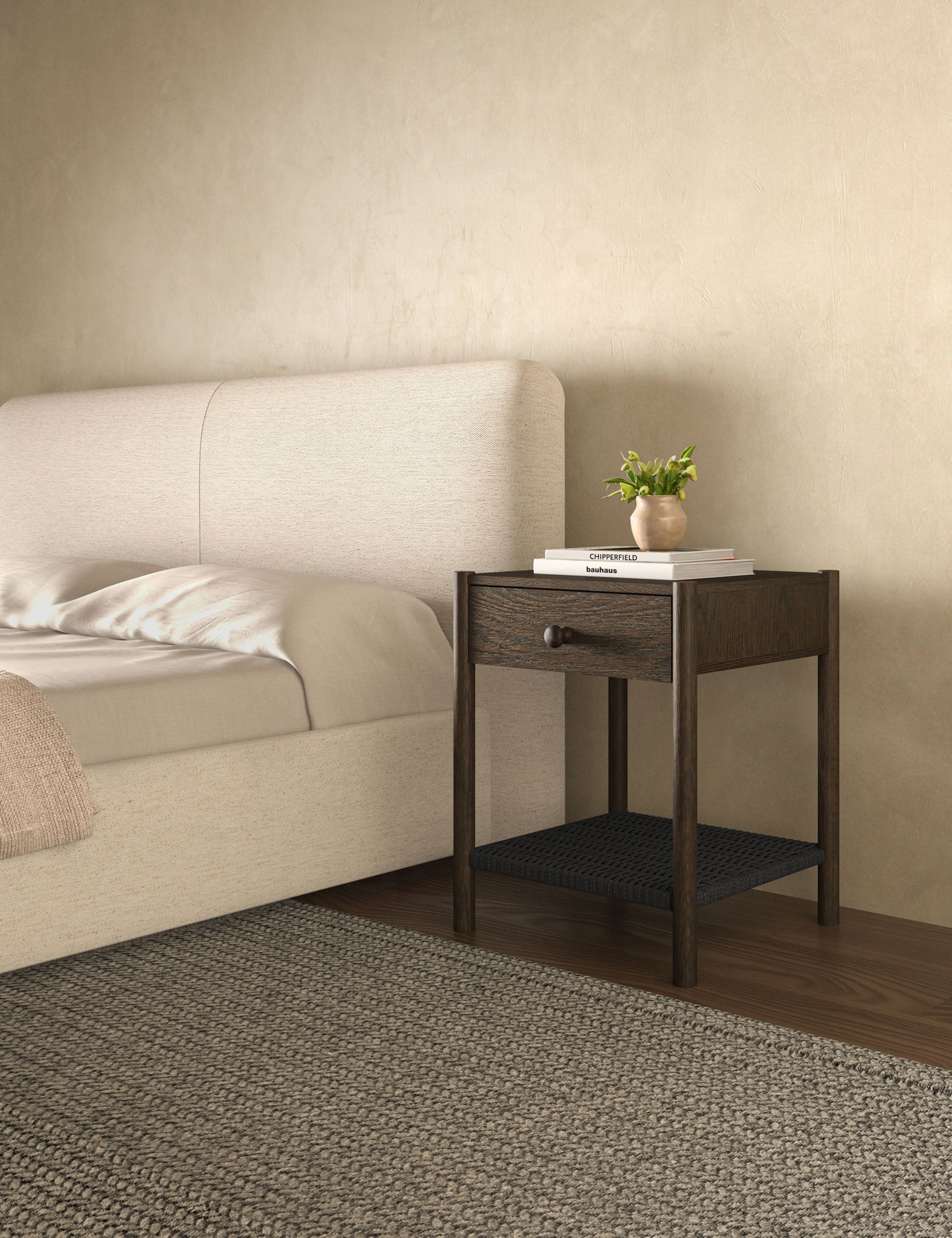 Table de chevet - La table de chevet offre une interprétation raffinée des textures naturelles avec une étagère en corde de papier tressée à la main sous un simple cadre en chêne