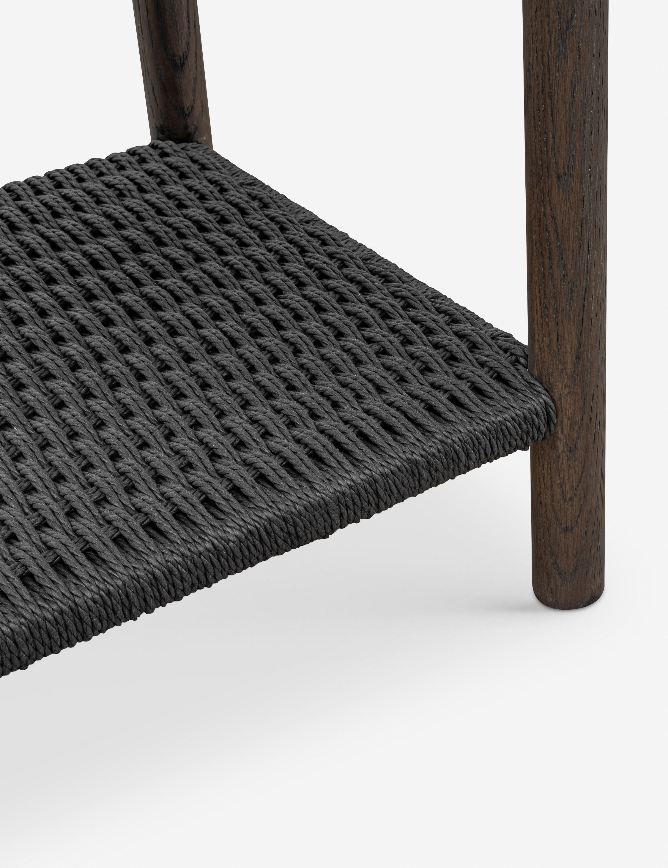 Table de chevet - La table de chevet offre une interprétation raffinée des textures naturelles avec une étagère en corde de papier tressée à la main sous un simple cadre en chêne