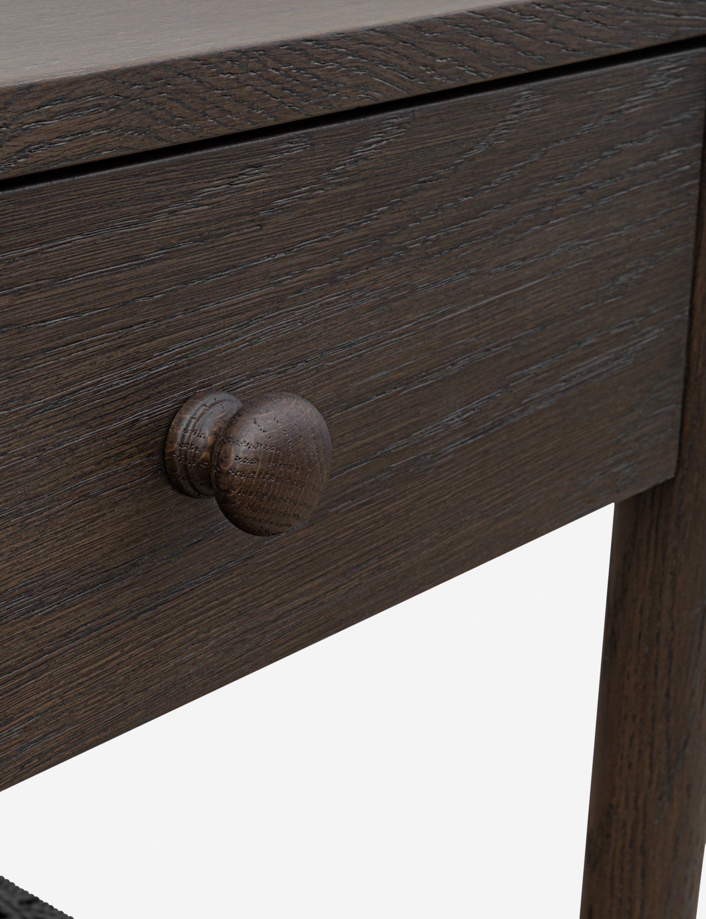 Table de chevet - La table de chevet offre une interprétation raffinée des textures naturelles avec une étagère en corde de papier tressée à la main sous un simple cadre en chêne