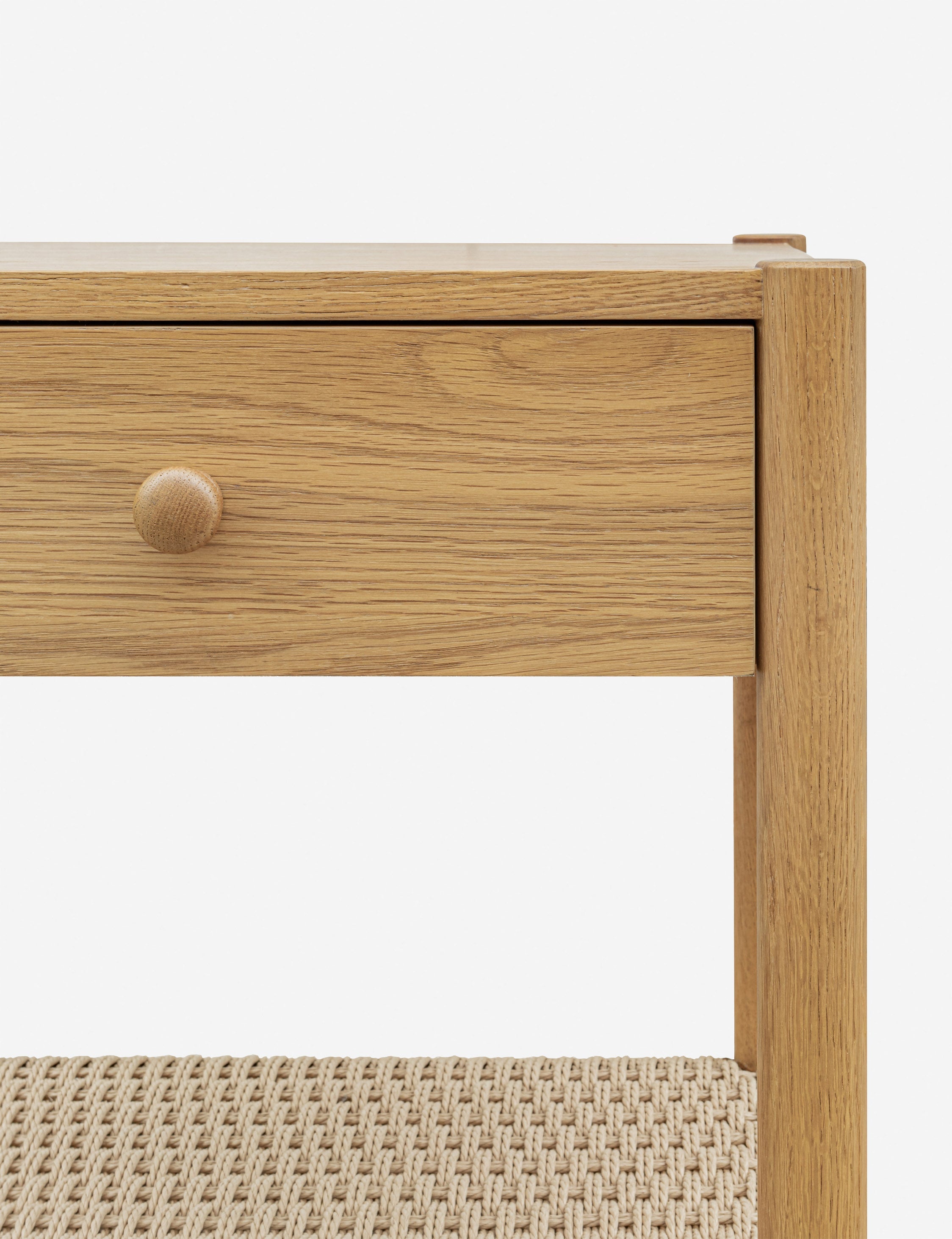 Table de chevet - La table de chevet offre une interprétation raffinée des textures naturelles avec une étagère en corde de papier tressée à la main sous un simple cadre en chêne