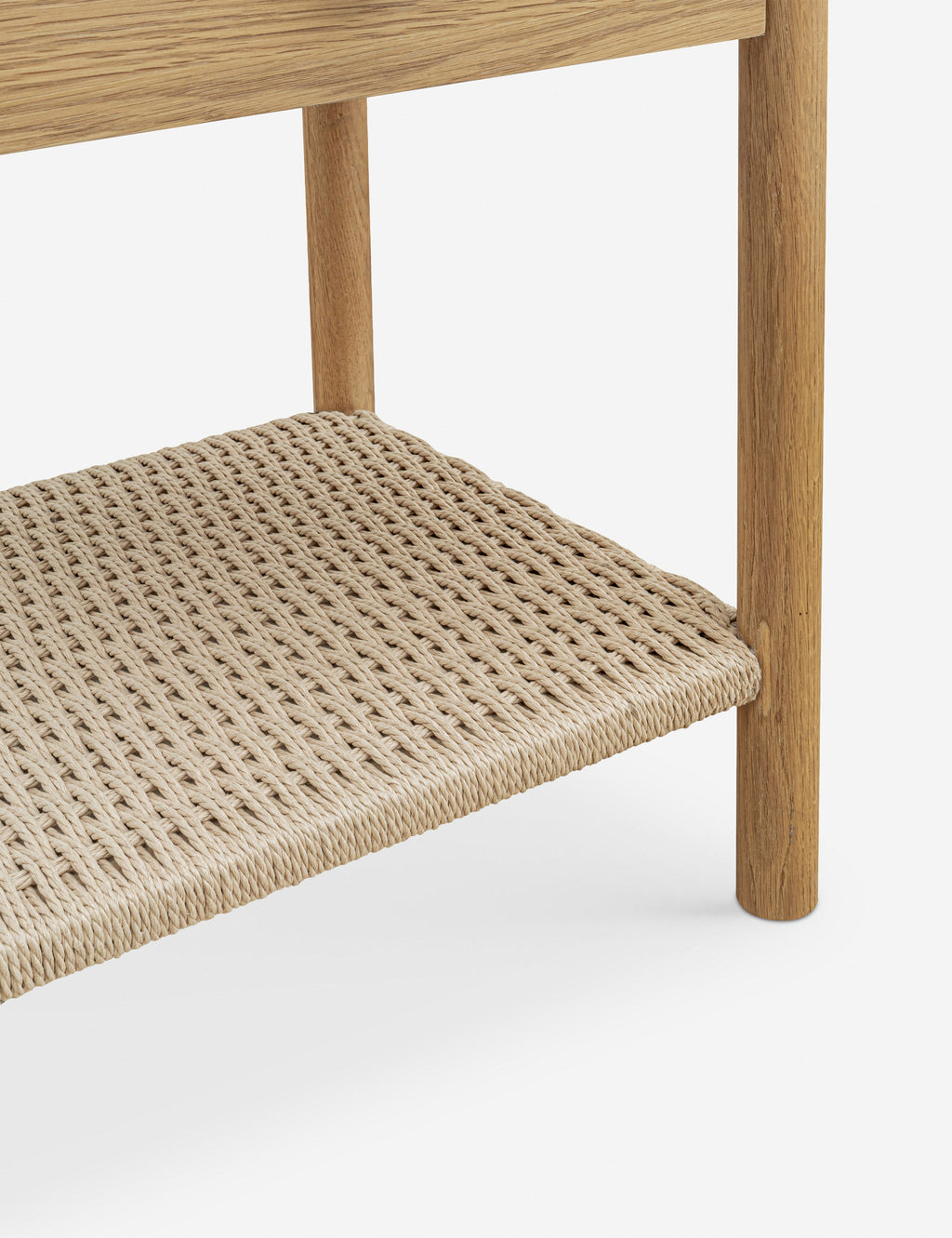 Table de chevet - La table de chevet offre une interprétation raffinée des textures naturelles avec une étagère en corde de papier tressée à la main sous un simple cadre en chêne