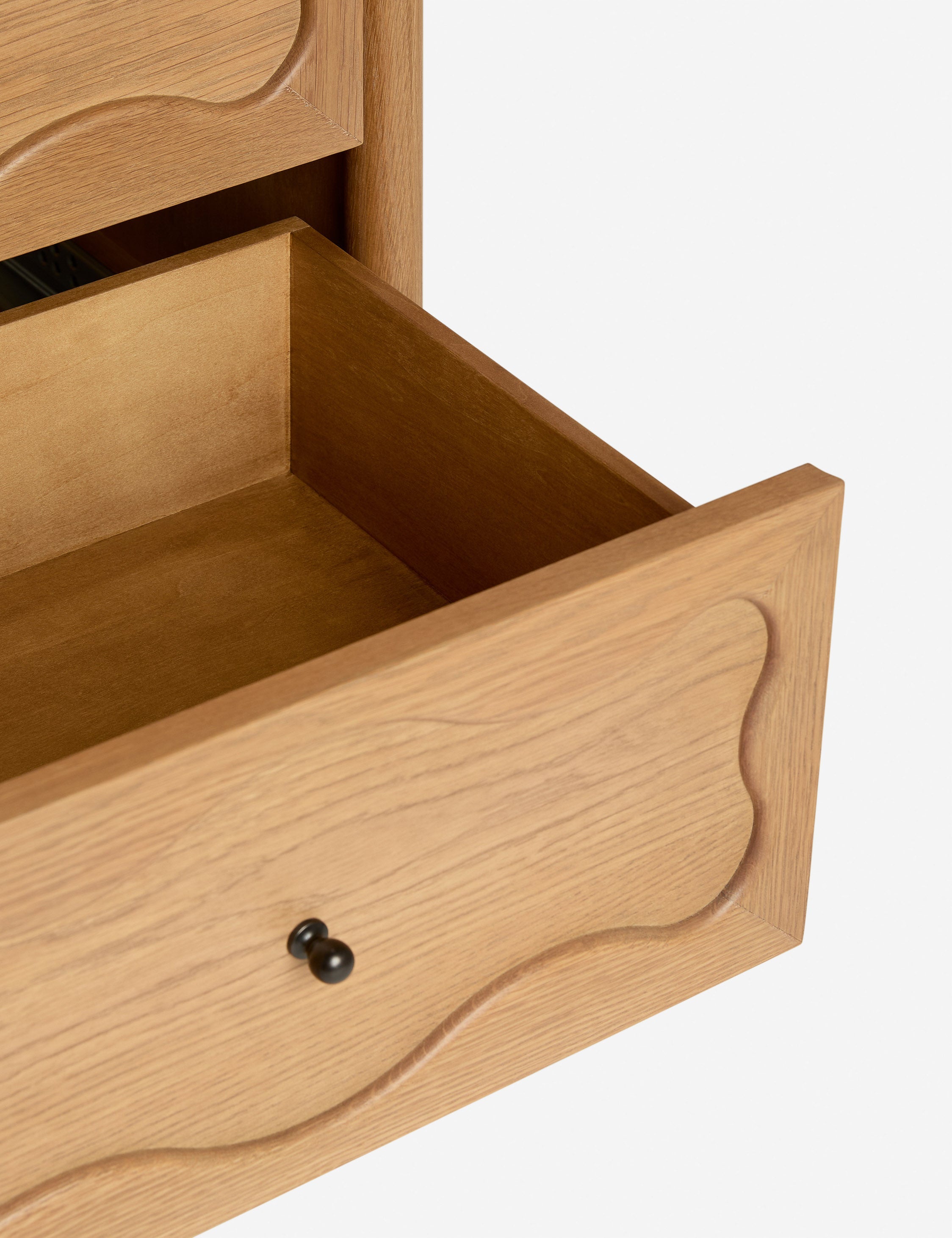 Commode 5 tiroirs - Dans cette collection exclusive, elle transpose son sens inné de la mode à la maison, avec des éléments astistiques conçus pour l'habitat