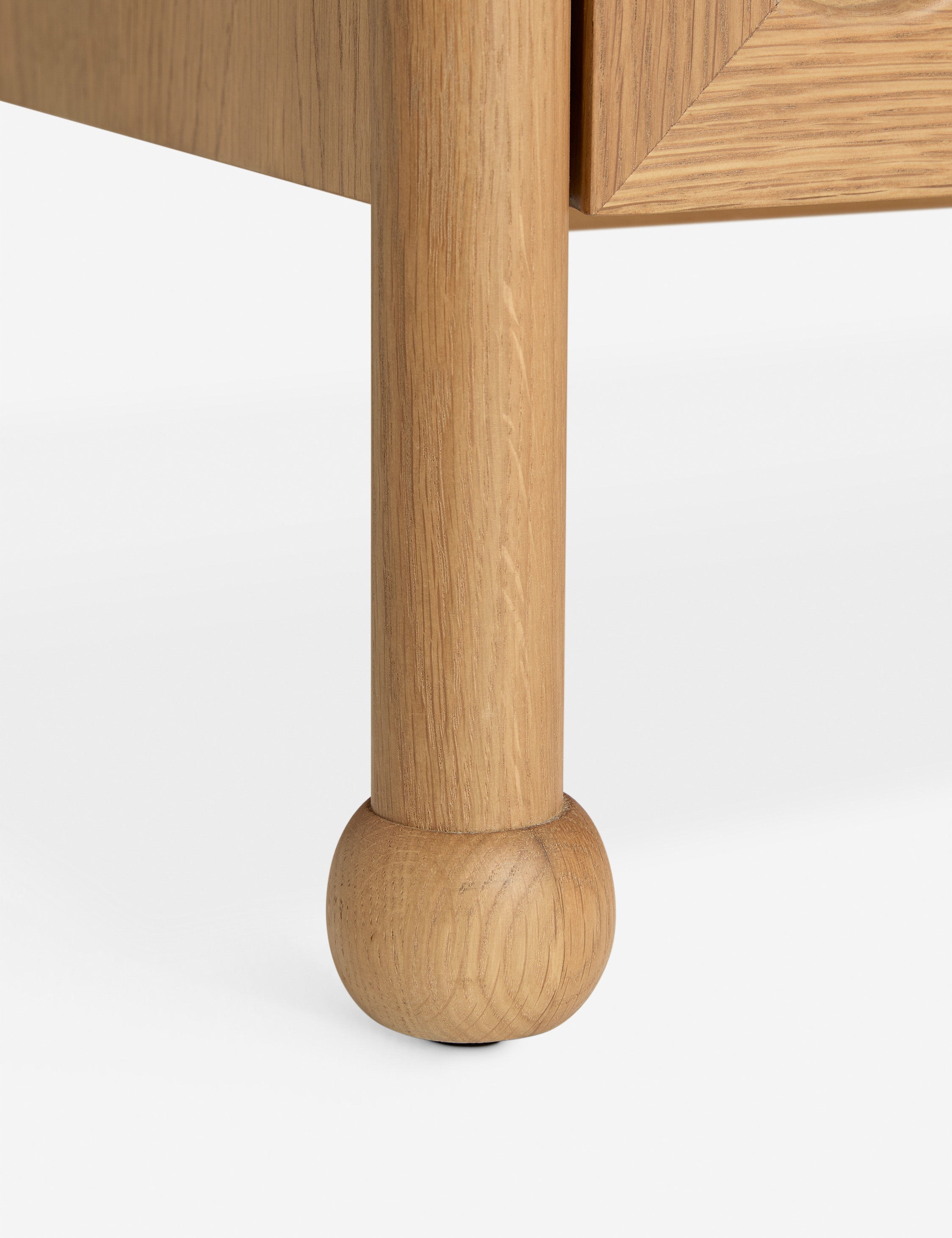 Commode 5 tiroirs - Dans cette collection exclusive, elle transpose son sens inné de la mode à la maison, avec des éléments astistiques conçus pour l'habitat