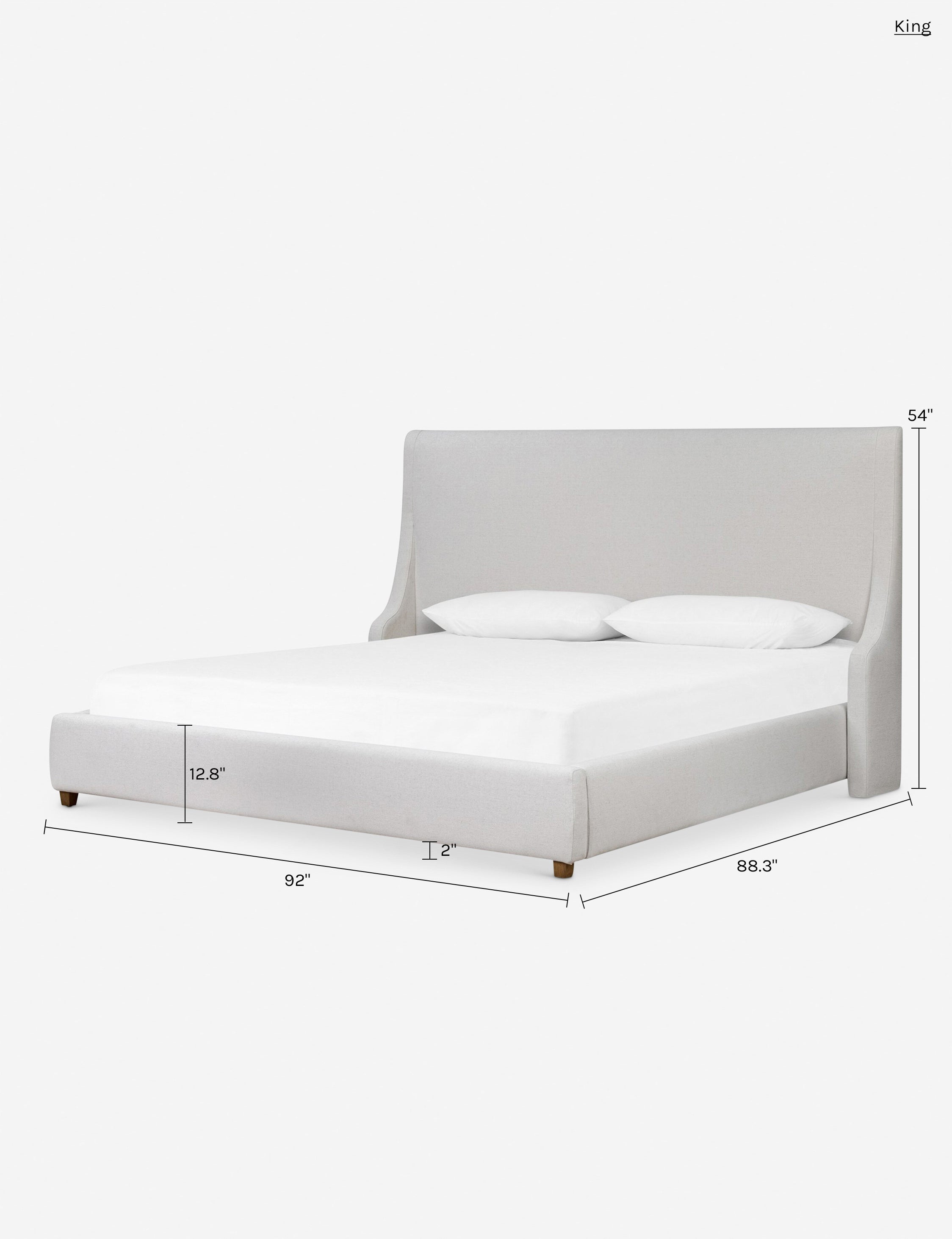 Lit plateforme - Conçu avec un profil bas et une tête de lit ailée, ce lit allie confort et élégance sur mesure