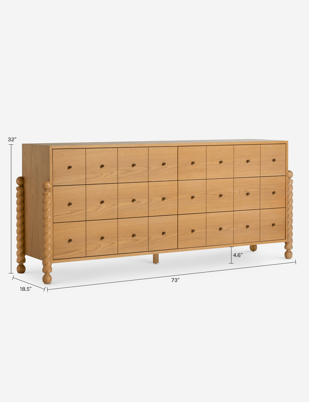 Commode à 6 tiroirs - Avec un mélange raffiné de formes et de lignes, cette commode présente des pieds tournés sculpturaux qui encadrent un caisson aux lignes épurées