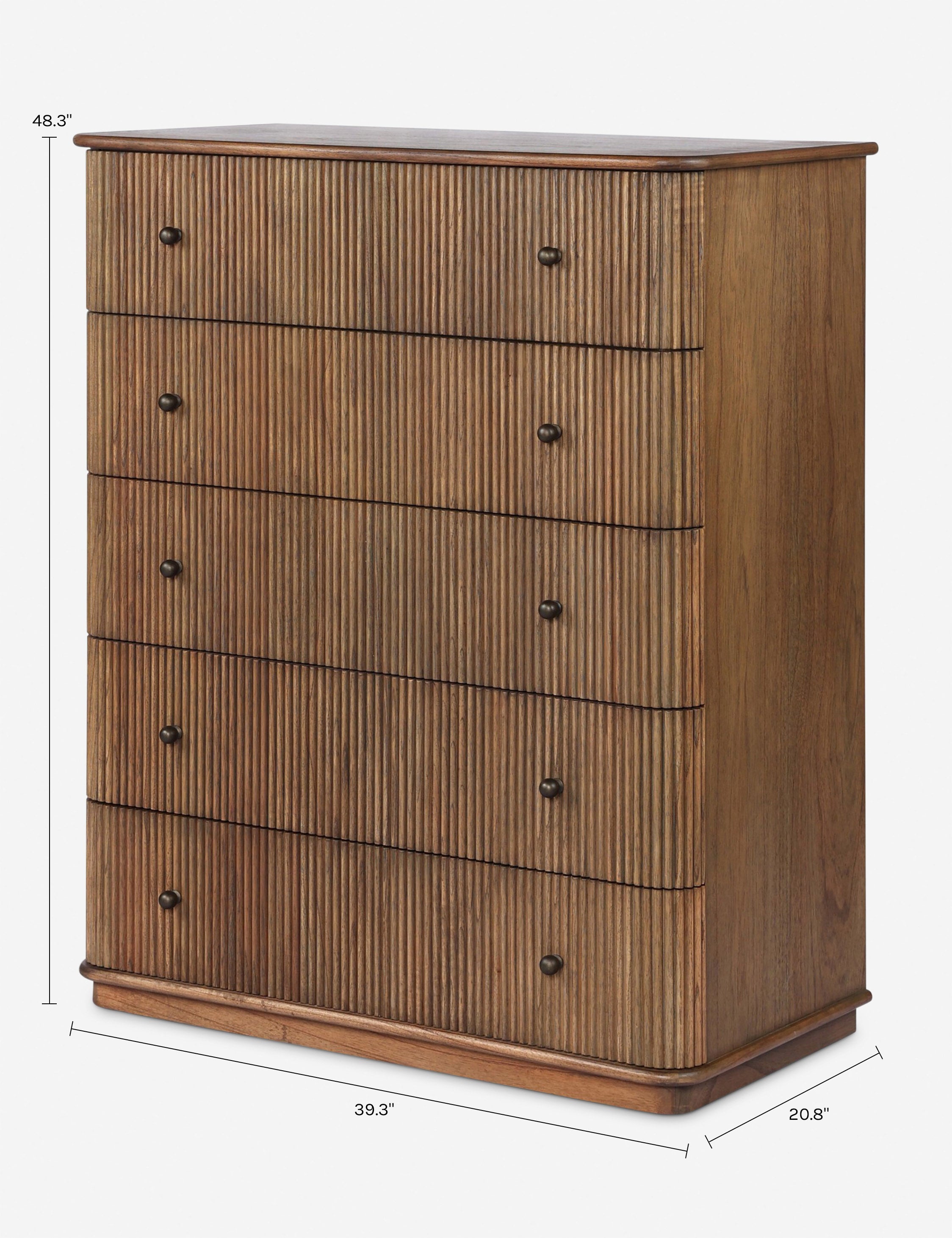 Commode haute - La commode haute offre une élégance rehaussée par des détails cannelés et une base en plinthe.